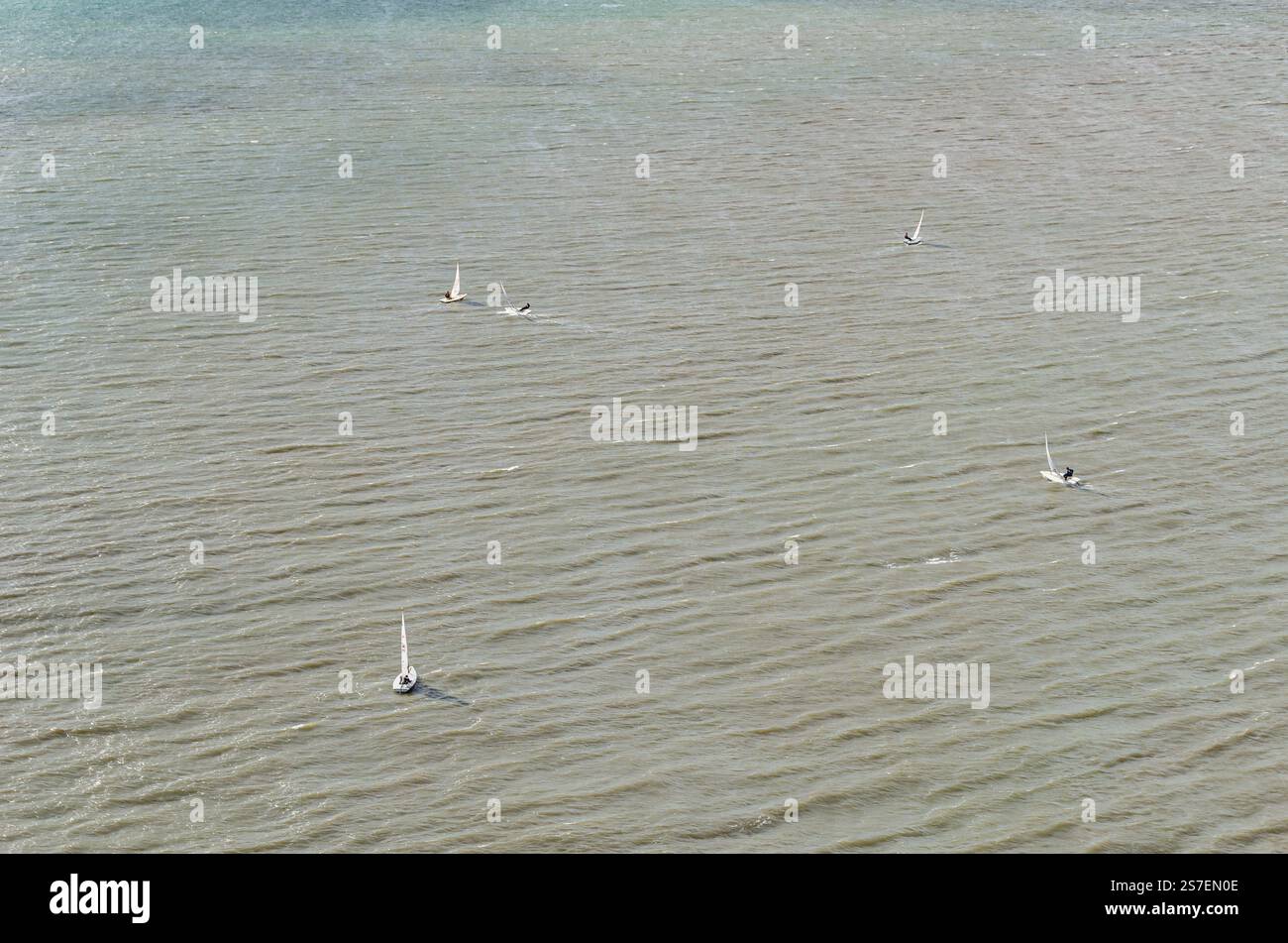 LISBONNE, PORTUGAL - 8 NOVEMBRE 2014 : vue aérienne du Tage à Lisbonne, Portugal, avec des gens pratiquant le sport nautique dans l'eau Banque D'Images