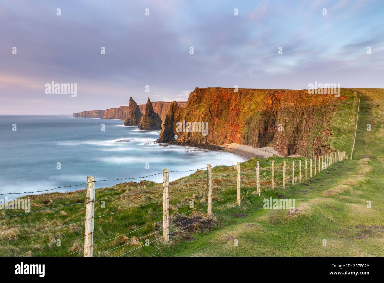 Duncansby Stacks près de Duncansby Head et John o' Groats au lever du soleil, Écosse, Banque D'Images