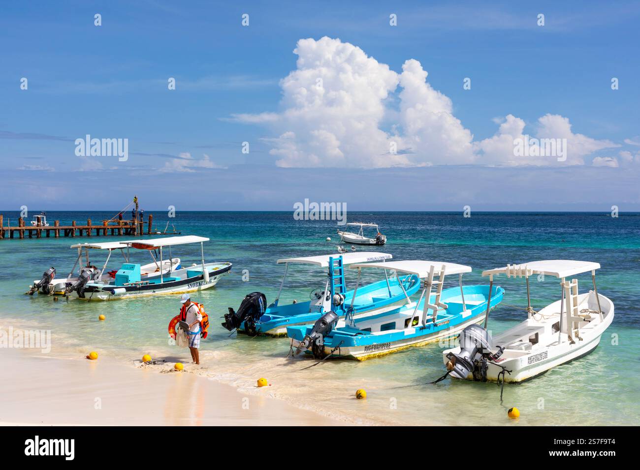 Mexique, Puerto Morelos, front de mer avec des bateaux de plongée amarrés Banque D'Images