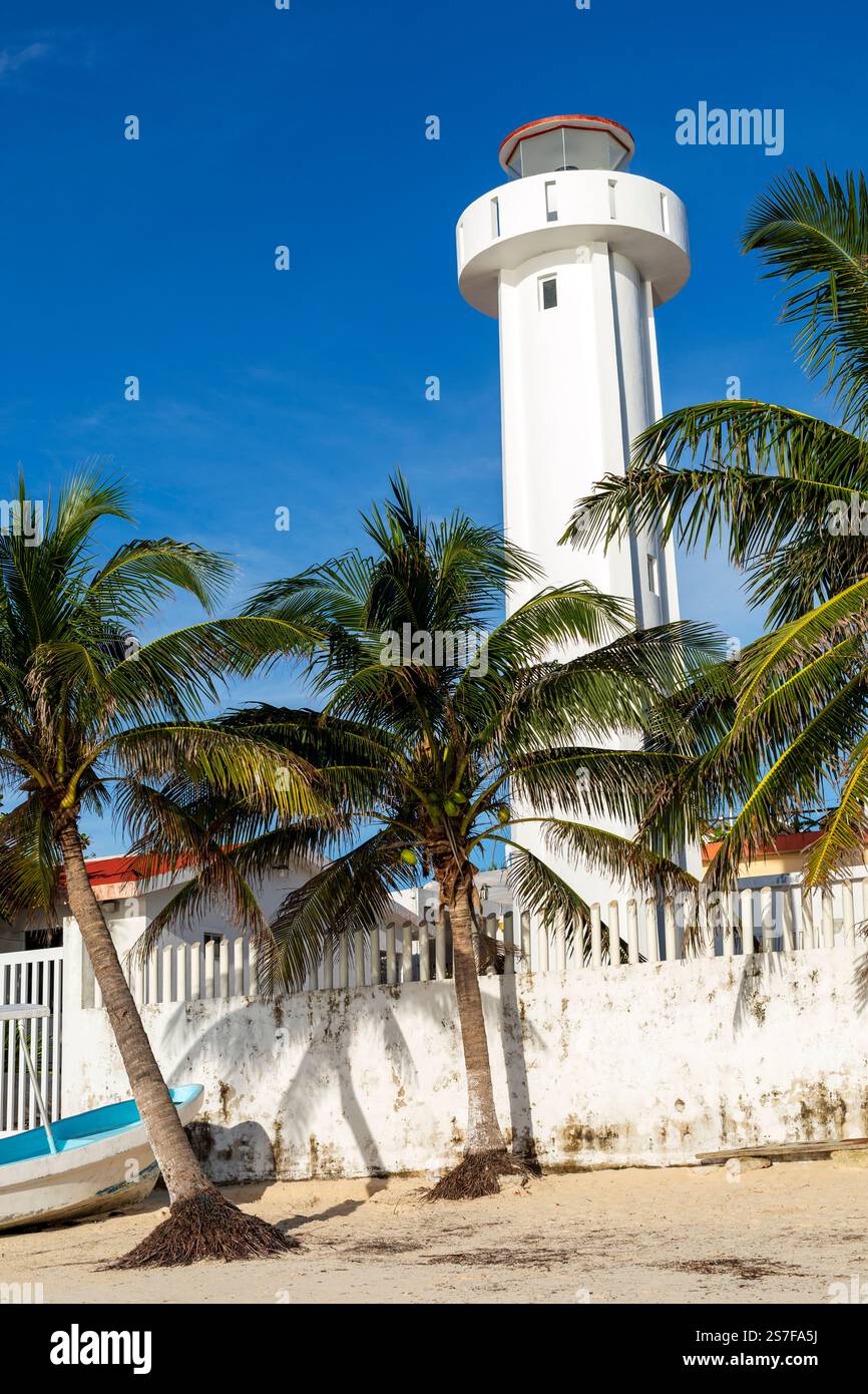 Mexique, Puerto Morelos, phare de Puerto Morelos vu de la plage Banque D'Images