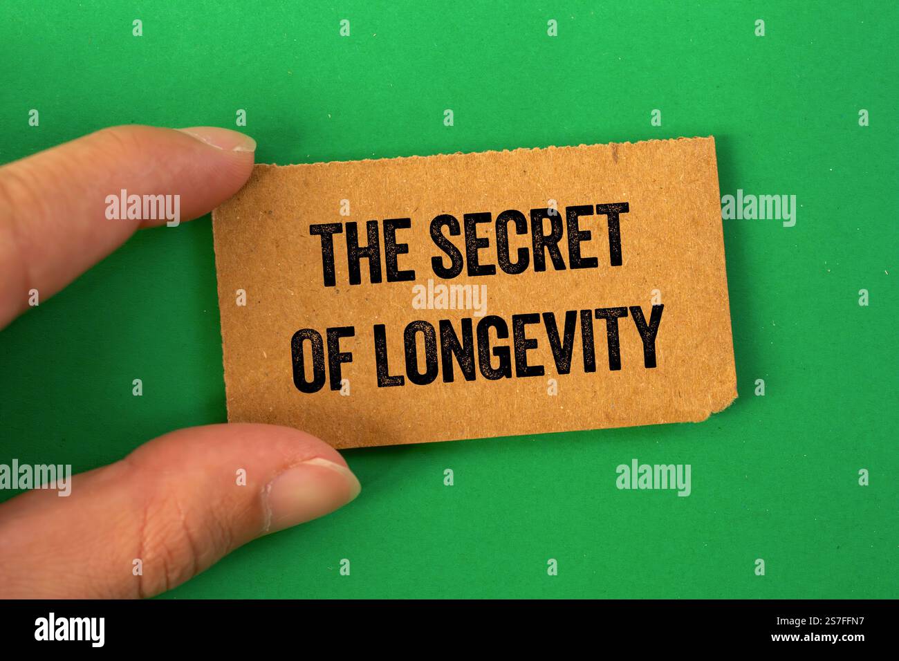 Le secret du message de longévité écrit sur papier carton sur fond vert. Conceptuel le secret du symbole de longévité. Copier l'espace. Banque D'Images