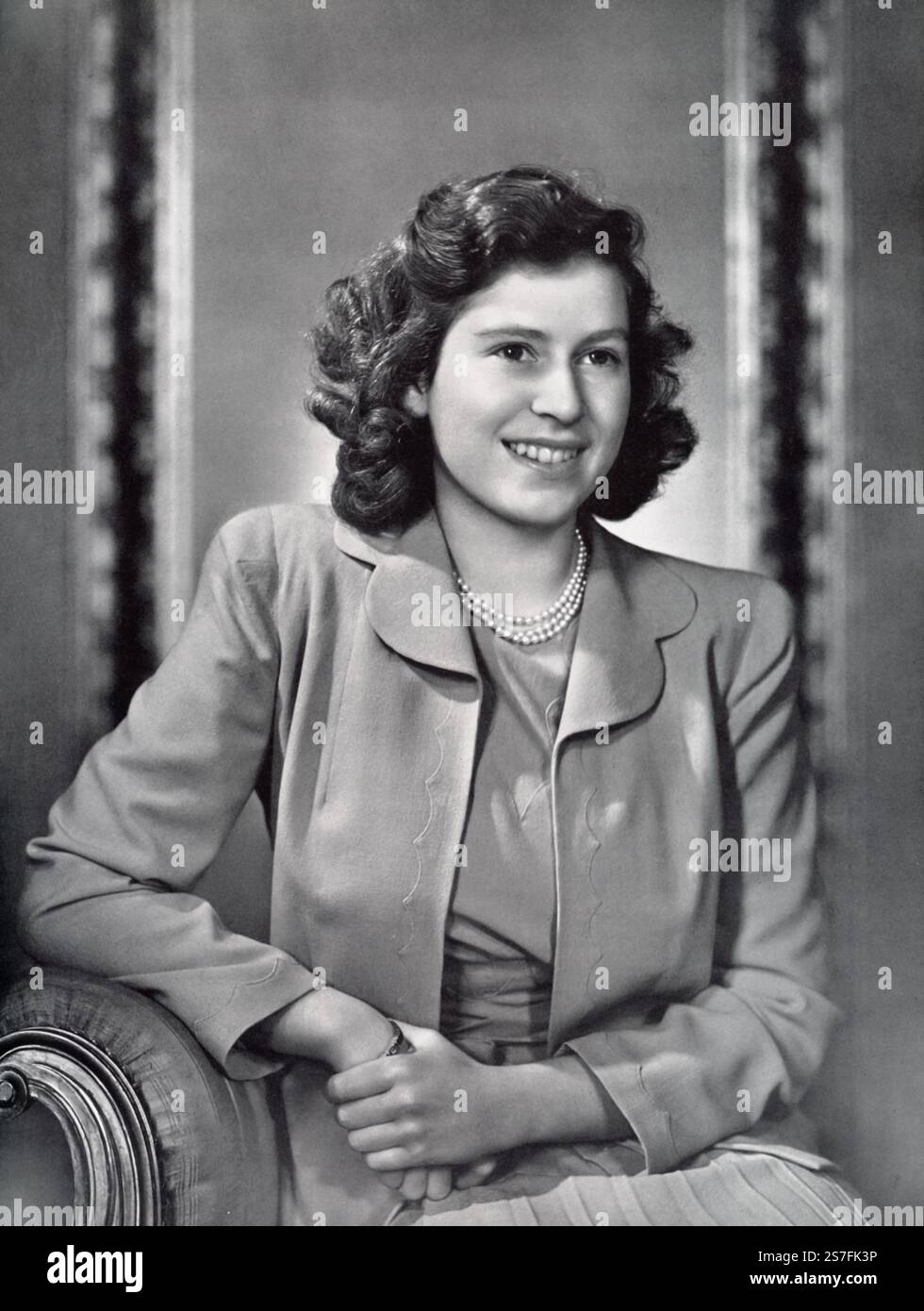 La princesse Elizabeth Alexandra Mary (1926-2022), connue sous le nom de reine Elizabeth II, était le monarque ayant régné le plus longtemps dans l'histoire britannique. Montée sur le trône en 1952, elle a servi comme reine du Royaume-Uni et d'autres royaumes du Commonwealth pendant plus de 70 ans. Tout au long de son règne, la reine Elizabeth II a été un symbole de continuité et de stabilité, supervisant des changements sociaux, politiques et technologiques importants. Son leadership et son dévouement à la fonction publique lui ont valu respect et admiration dans le monde entier. Banque D'Images