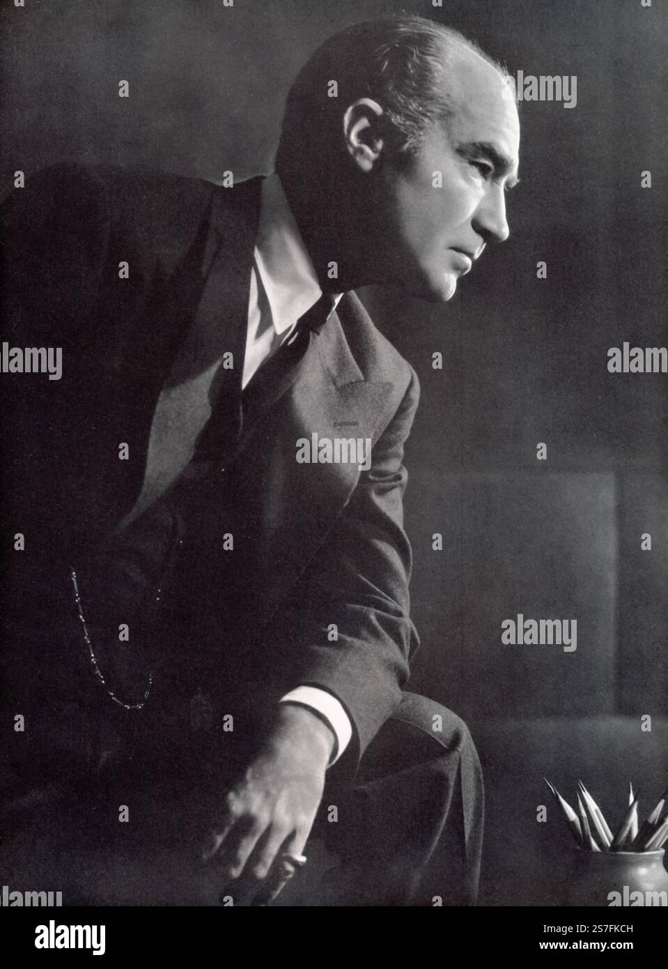 Henry Robinson Luce (1898-1967) est un éditeur et éditeur américain qui a cofondé le magazine Time et établi des géants des médias tels que Fortune, Life et Sports Illustrated. Pionnière du journalisme moderne, Luce a révolutionné l'industrie du magazine en mélangeant narration captivante et imagerie visuelle. Ses publications ont façonné l'opinion publique sur les événements majeurs du XXe siècle, lui valant le titre de « Père du siècle américain ». Banque D'Images