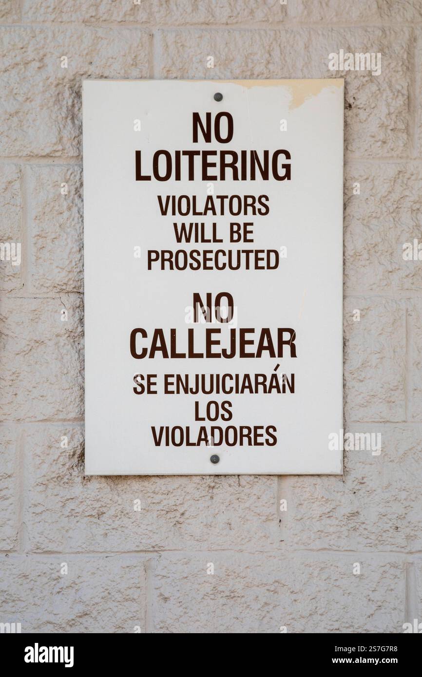 Denver, Colorado - panneau « No Loitering » en anglais et en espagnol sur le mur d'un centre commercial. Banque D'Images
