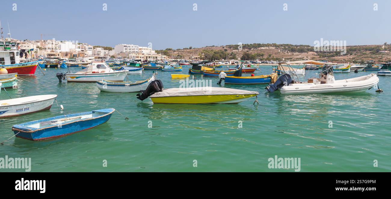 Marsaxlokk, Malte - 28 août 2019 : photographie panoramique de bateaux de pêche et de plaisance colorés ancrés au port de Marsaxlokk par une journée ensoleillée Banque D'Images