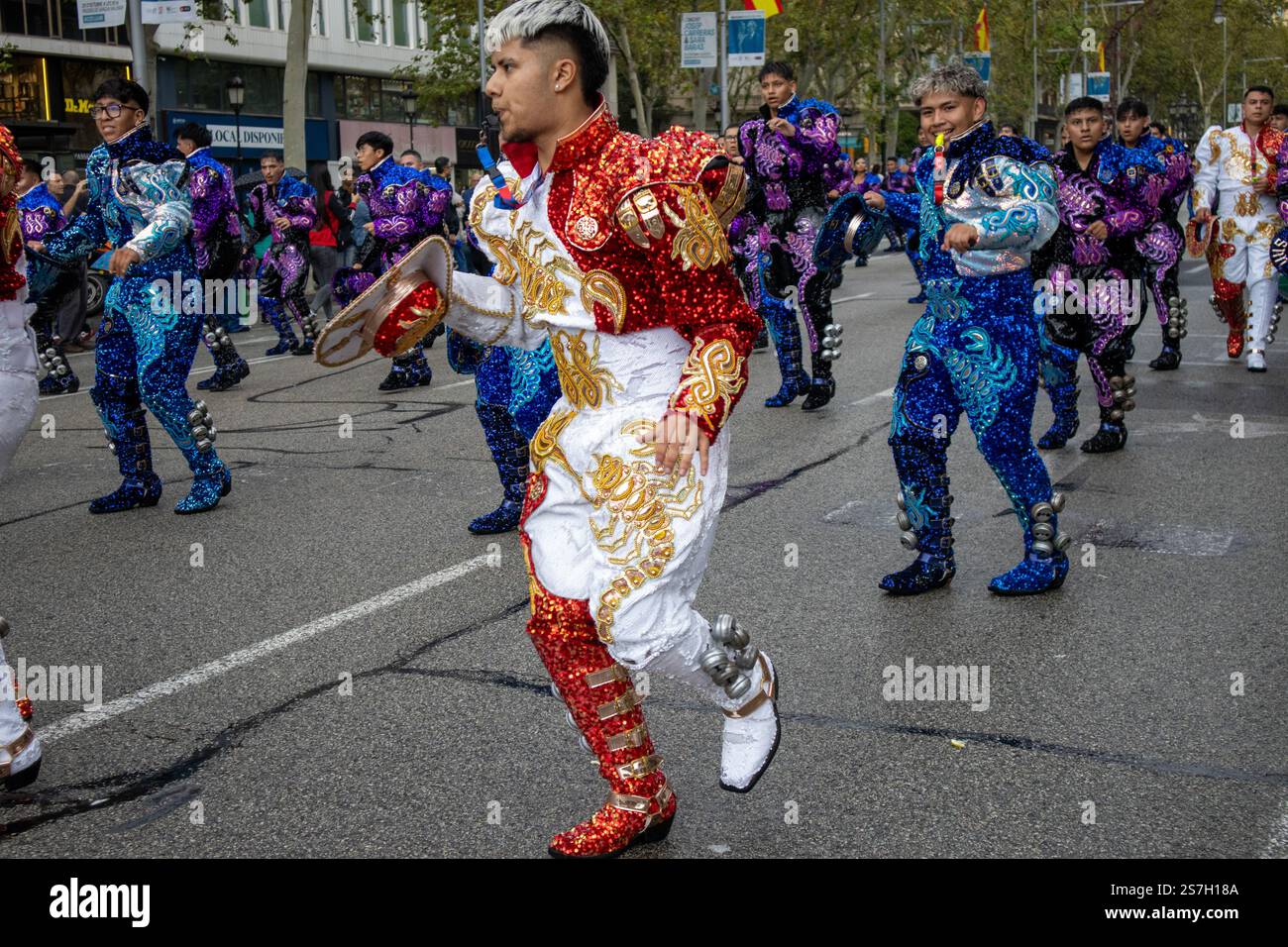 Gros plan en mouvement de la performance d'un grand groupe masculin de danseurs portant leurs costumes et chapeaux traditionnels. Banque D'Images