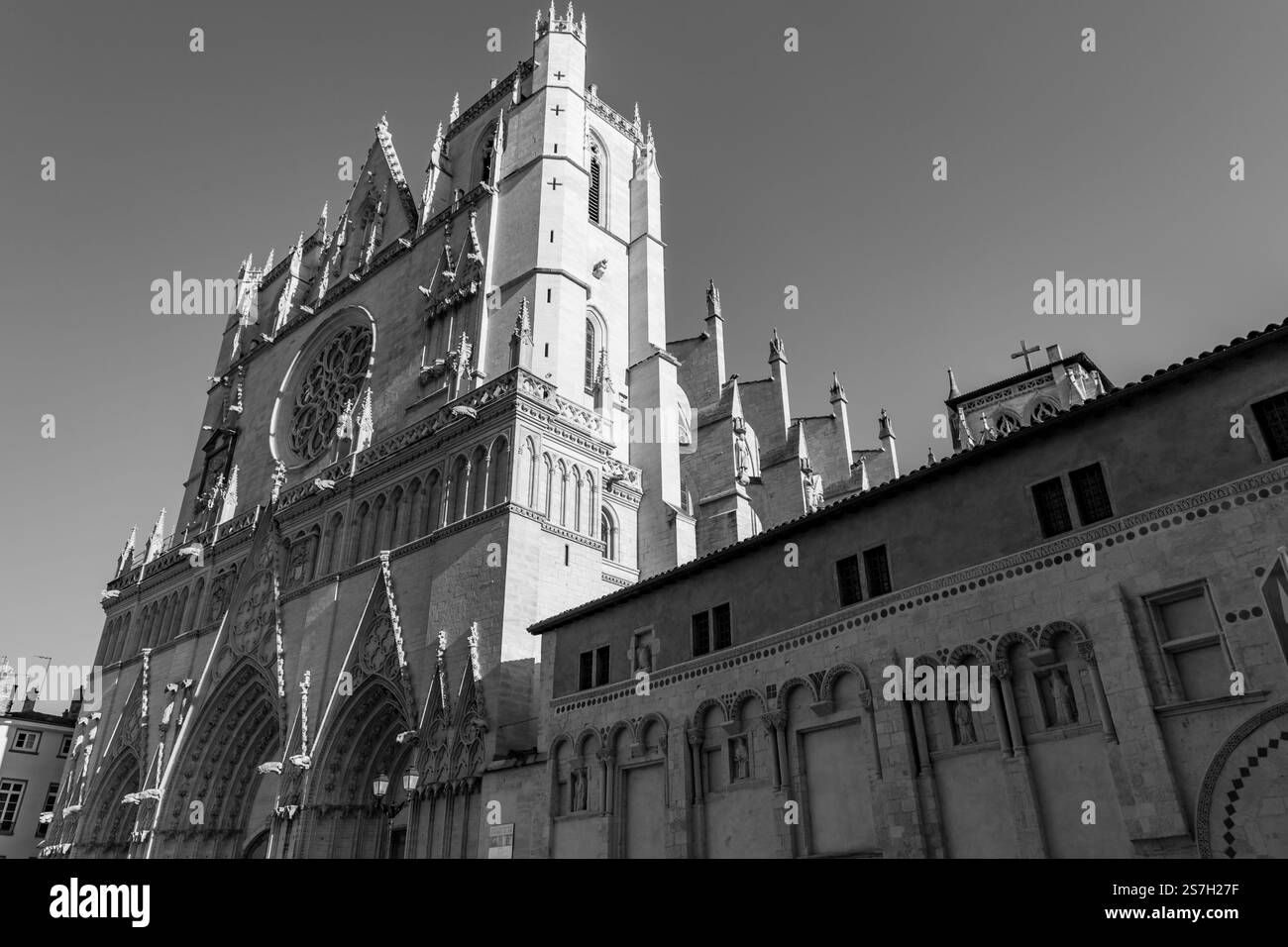 Vue extérieure de la cathédrale Saint-Jean-Baptiste sur la place Saint-Jean ou la place Saint-Jean à Lyon, France. Banque D'Images Vue extérieure de la cathédrale Saint-Jean-Baptiste sur la place Saint-Jean ou la place Saint-Jean à Lyon, France. Banque D'Images