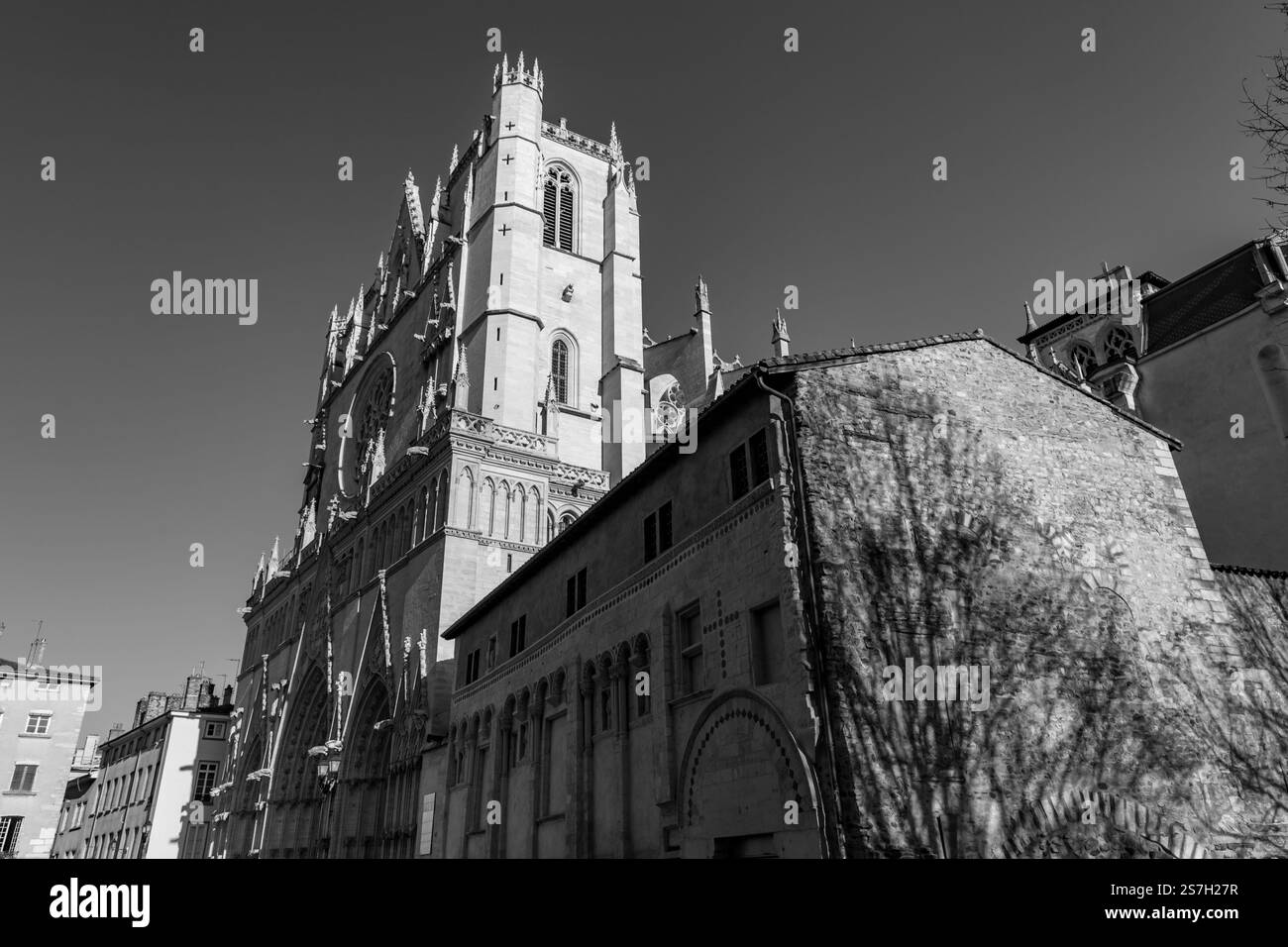 Vue extérieure de la cathédrale Saint-Jean-Baptiste sur la place Saint-Jean ou la place Saint-Jean à Lyon, France. Banque D'Images Vue extérieure de la cathédrale Saint-Jean-Baptiste sur la place Saint-Jean ou la place Saint-Jean à Lyon, France. Banque D'Images