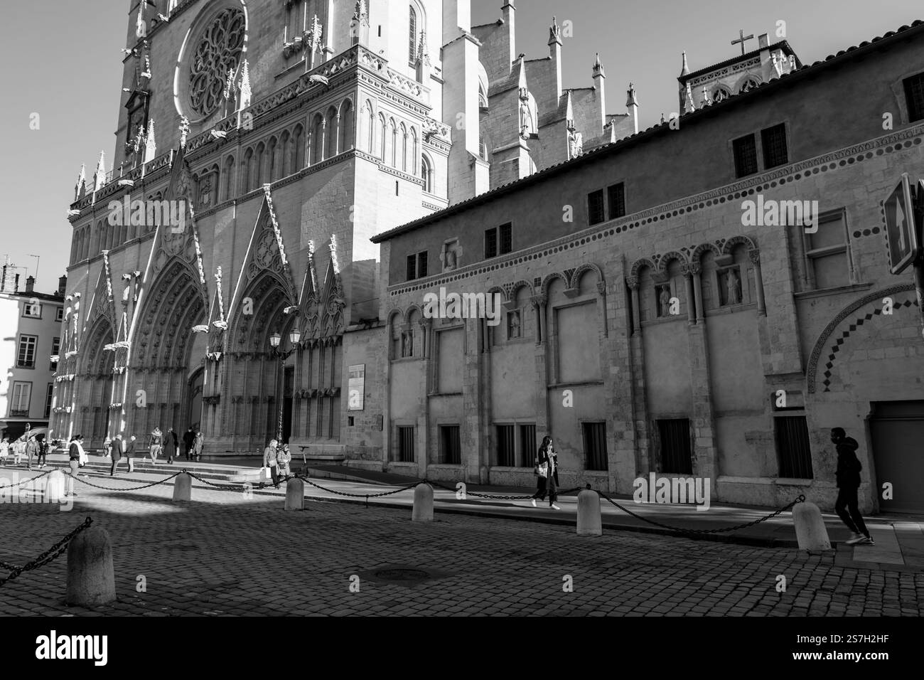 Lyon, France - 25 janvier 2022 : vue extérieure de la cathédrale Saint-Jean-Baptiste sur la place Saint-Jean ou la place Saint-Jean à Lyon, France. Banque D'Images Lyon, France - 25 janvier 2022 : vue extérieure de la cathédrale Saint-Jean-Baptiste sur la place Saint-Jean ou la place Saint-Jean à Lyon, France. Banque D'Images