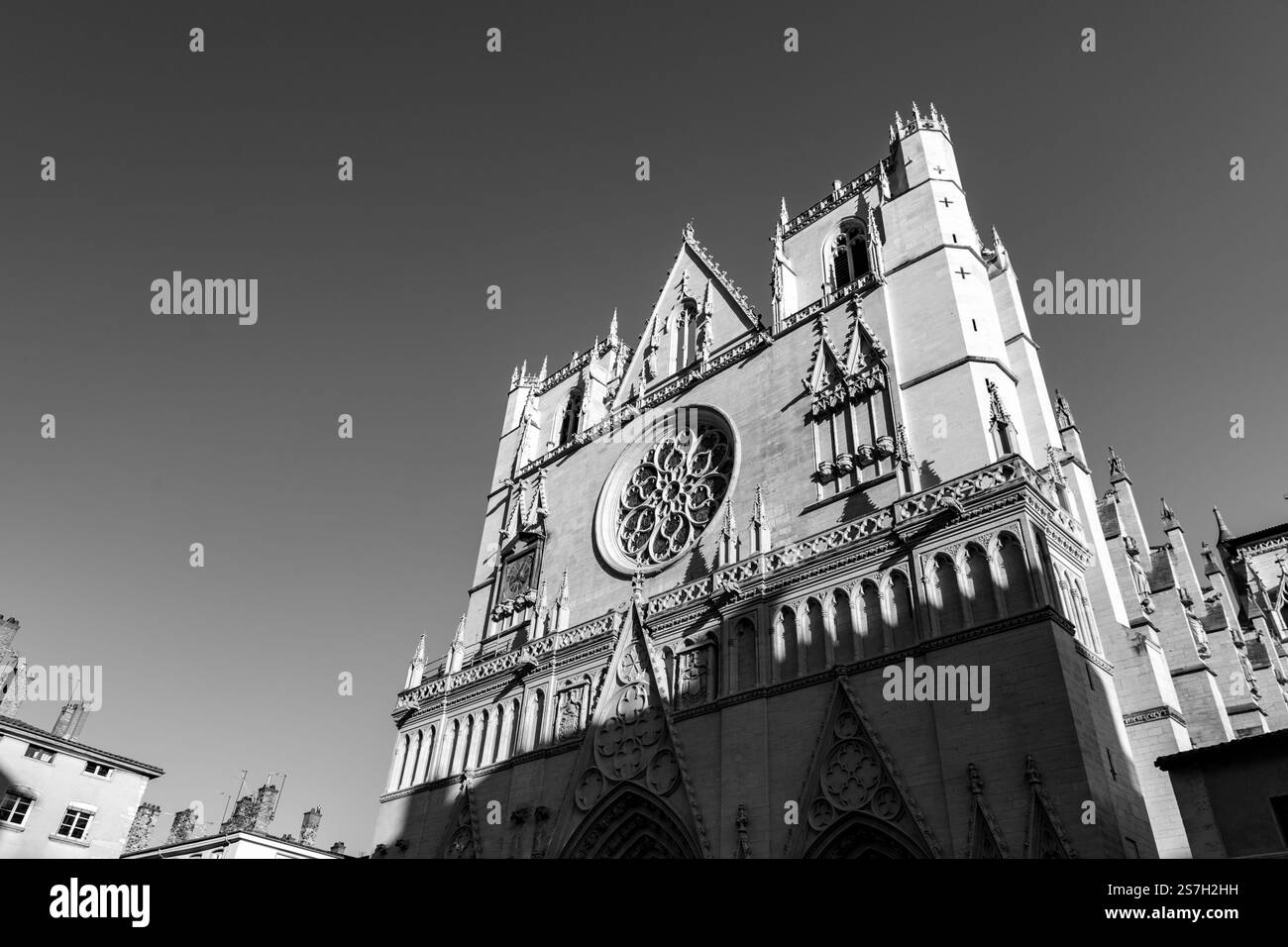 Vue extérieure de la cathédrale Saint-Jean-Baptiste sur la place Saint-Jean ou la place Saint-Jean à Lyon, France. Banque D'Images Vue extérieure de la cathédrale Saint-Jean-Baptiste sur la place Saint-Jean ou la place Saint-Jean à Lyon, France. Banque D'Images