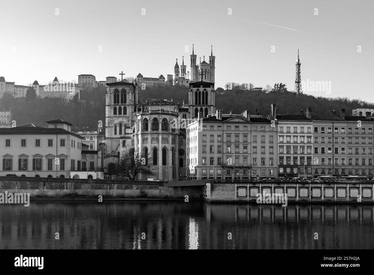 Lyon, France - 25 janvier 2022 : vue extérieure de la cathédrale Saint-Jean-Baptiste sur la place Saint-Jean ou la place Saint-Jean à Lyon, France. Banque D'Images Lyon, France - 25 janvier 2022 : vue extérieure de la cathédrale Saint-Jean-Baptiste sur la place Saint-Jean ou la place Saint-Jean à Lyon, France. Banque D'Images