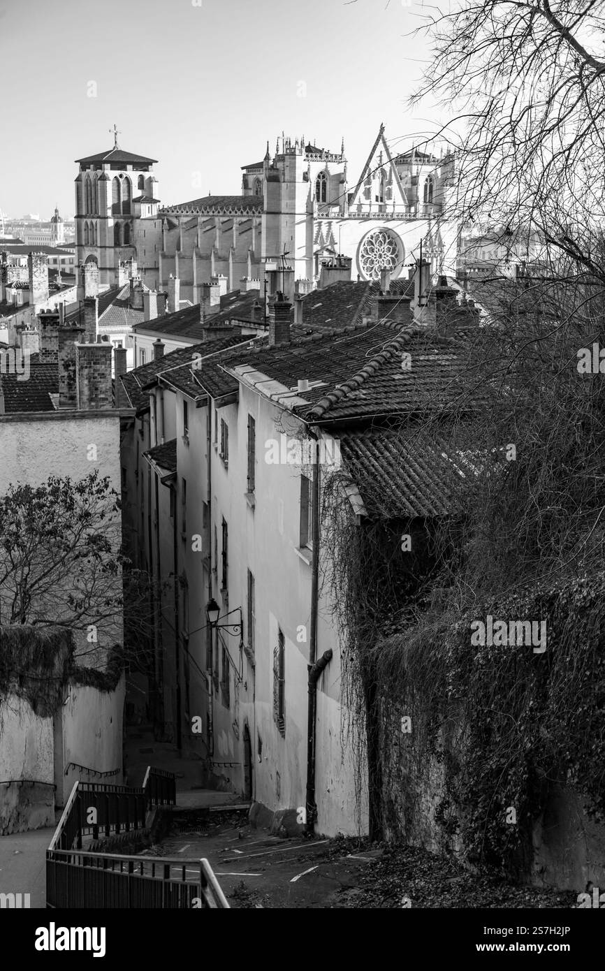 Vue extérieure de la cathédrale Saint-Jean-Baptiste sur la place Saint-Jean ou la place Saint-Jean à Lyon, France. Banque D'Images Vue extérieure de la cathédrale Saint-Jean-Baptiste sur la place Saint-Jean ou la place Saint-Jean à Lyon, France. Banque D'Images