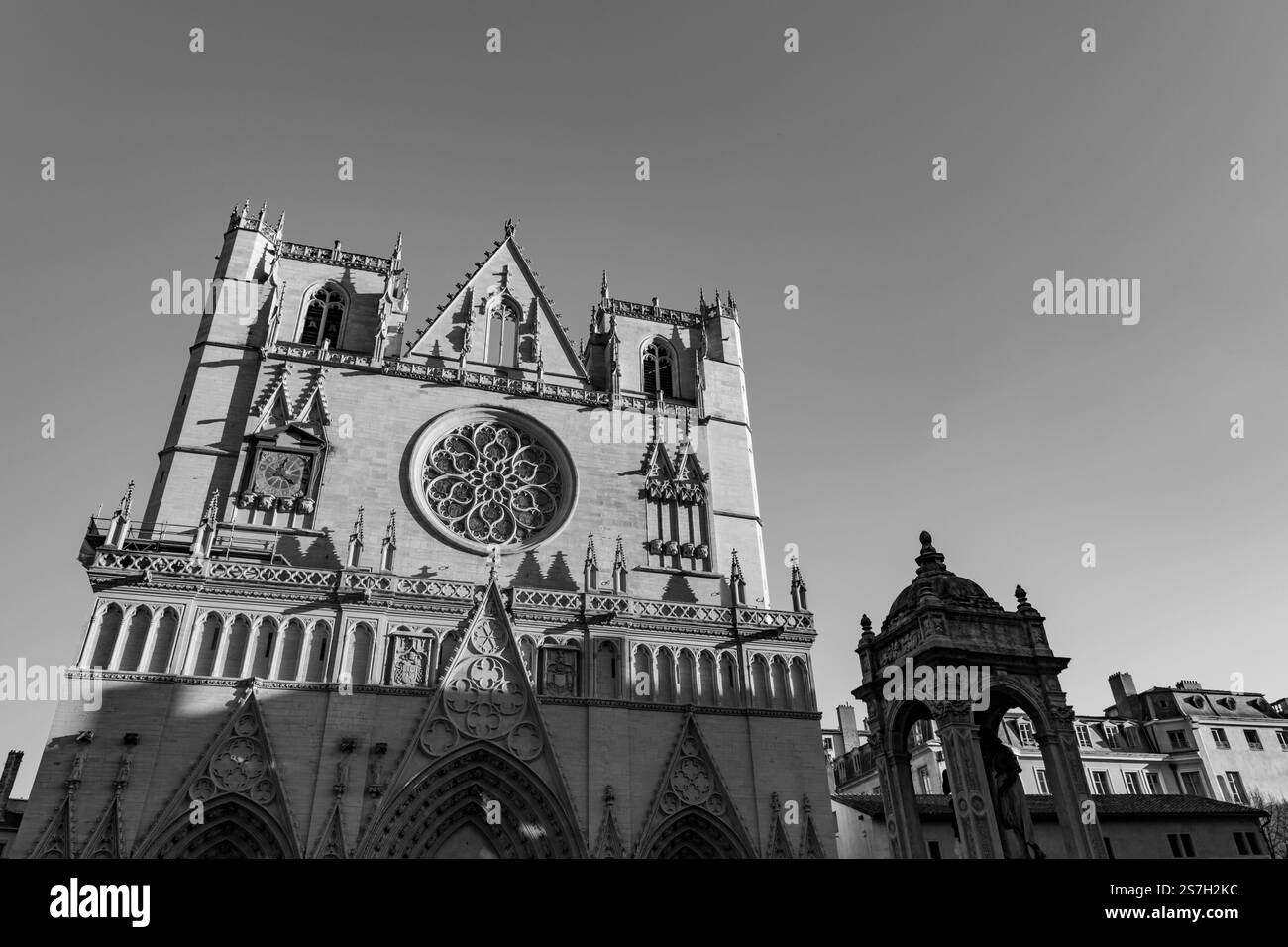 Vue extérieure de la cathédrale Saint-Jean-Baptiste sur la place Saint-Jean ou la place Saint-Jean à Lyon, France. Banque D'Images Vue extérieure de la cathédrale Saint-Jean-Baptiste sur la place Saint-Jean ou la place Saint-Jean à Lyon, France. Banque D'Images