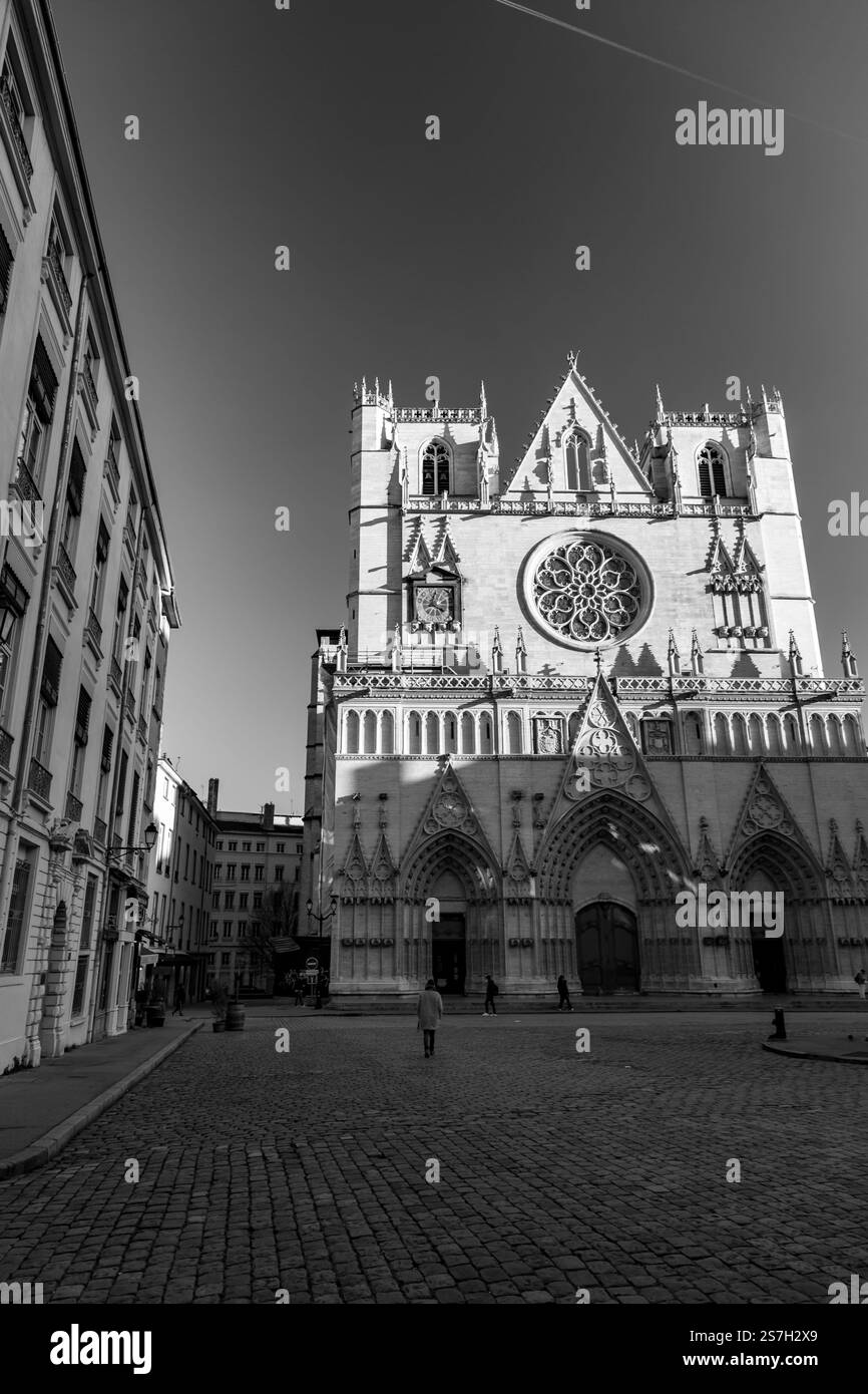 Lyon, France - 25 janvier 2022 : vue extérieure de la cathédrale Saint-Jean-Baptiste sur la place Saint-Jean ou la place Saint-Jean à Lyon, France. Banque D'Images Lyon, France - 25 janvier 2022 : vue extérieure de la cathédrale Saint-Jean-Baptiste sur la place Saint-Jean ou la place Saint-Jean à Lyon, France. Banque D'Images