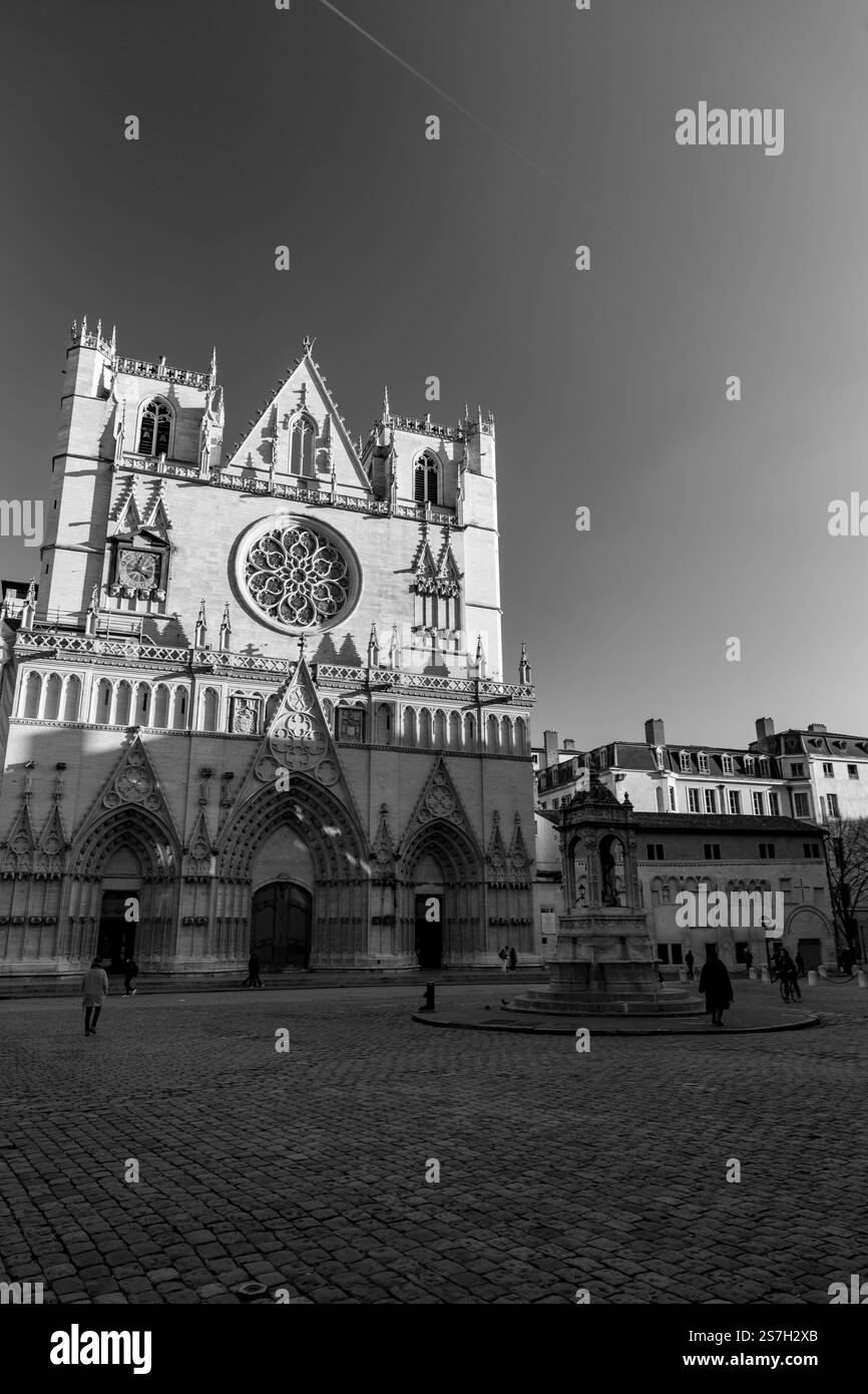Lyon, France - 25 janvier 2022 : vue extérieure de la cathédrale Saint-Jean-Baptiste sur la place Saint-Jean ou la place Saint-Jean à Lyon, France. Banque D'Images Lyon, France - 25 janvier 2022 : vue extérieure de la cathédrale Saint-Jean-Baptiste sur la place Saint-Jean ou la place Saint-Jean à Lyon, France. Banque D'Images