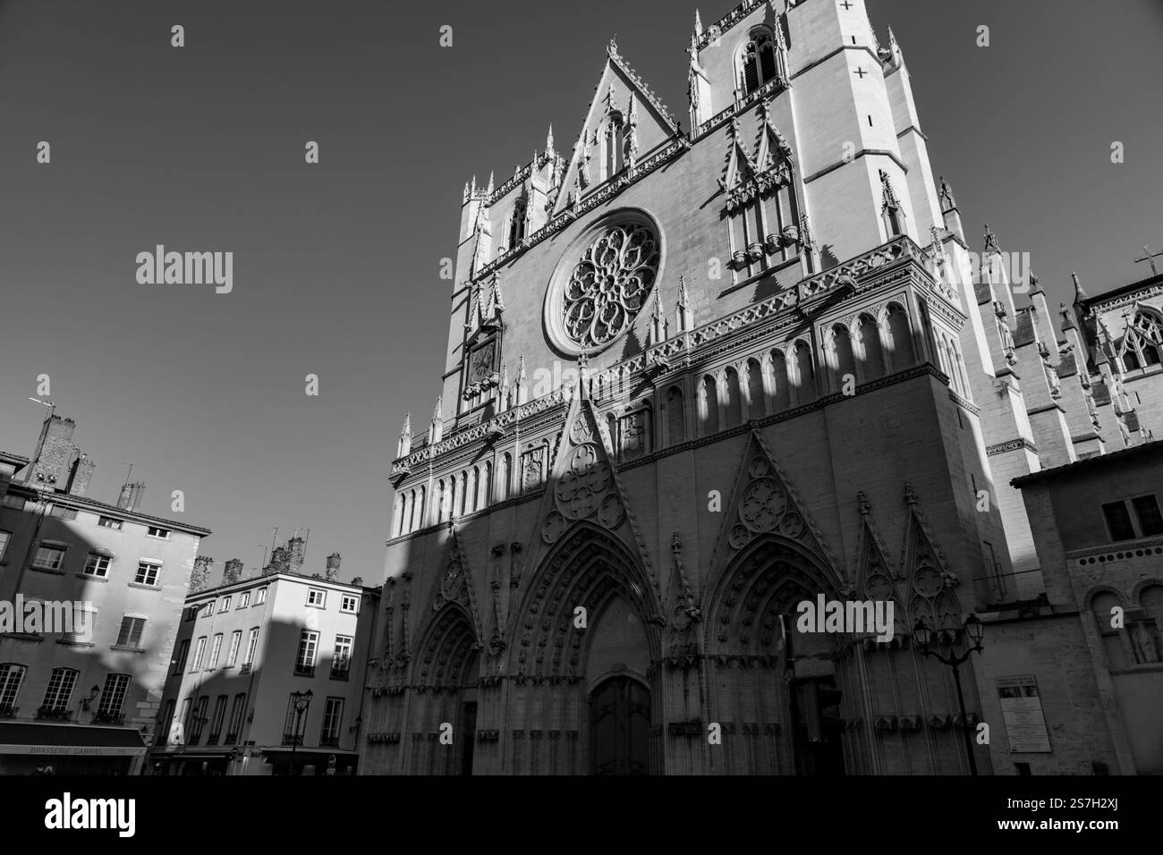 Lyon, France - 25 janvier 2022 : vue extérieure de la cathédrale Saint-Jean-Baptiste sur la place Saint-Jean ou la place Saint-Jean à Lyon, France. Banque D'Images Lyon, France - 25 janvier 2022 : vue extérieure de la cathédrale Saint-Jean-Baptiste sur la place Saint-Jean ou la place Saint-Jean à Lyon, France. Banque D'Images
