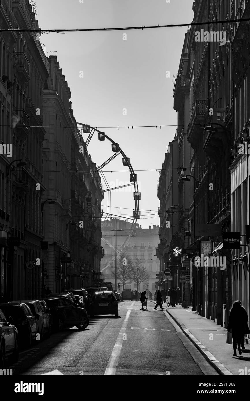 Lyon, France - 25 janvier 2022 : la roue du Ferris à la place Bellecour, l'une des places principales de la ville de Lyon, France. Banque D'Images