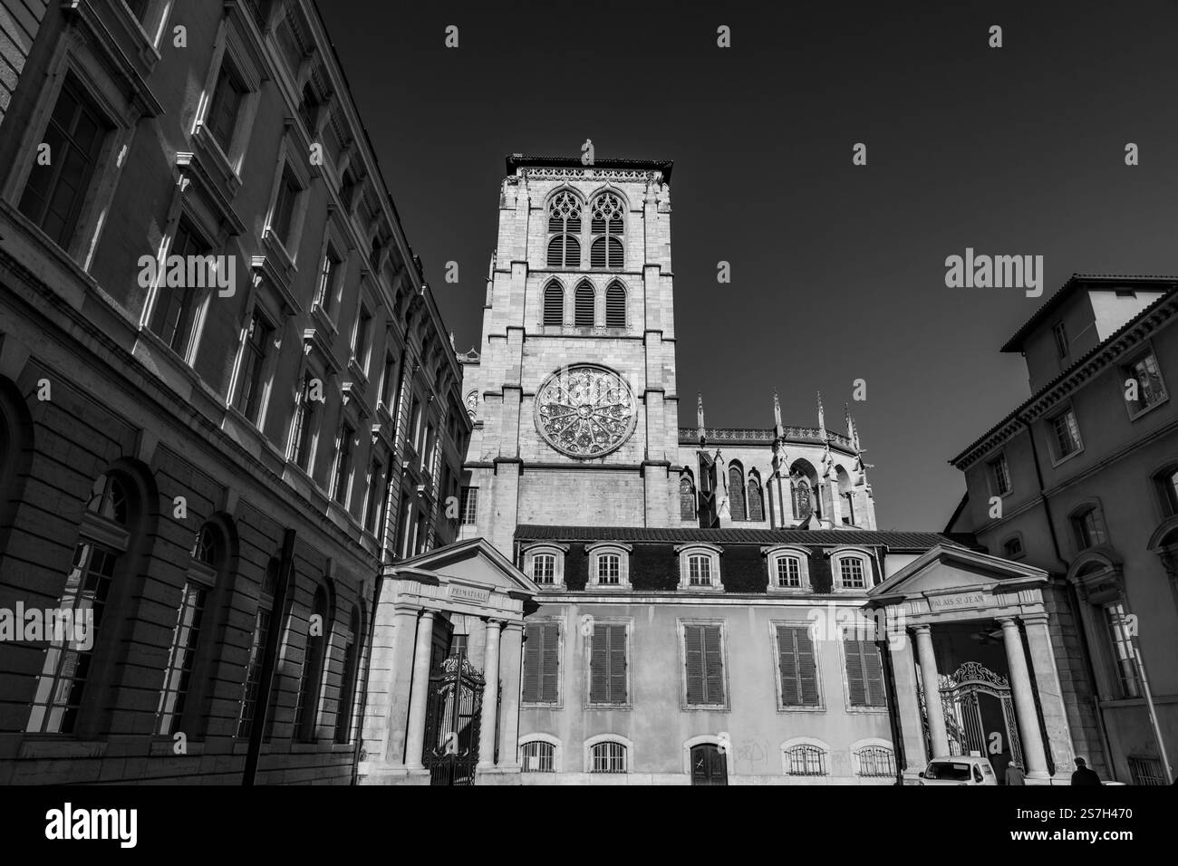 Lyon, France - 25 janvier 2022 : vue extérieure de la cathédrale Saint-Jean-Baptiste sur la place Saint-Jean ou la place Saint-Jean à Lyon, France. Banque D'Images Lyon, France - 25 janvier 2022 : vue extérieure de la cathédrale Saint-Jean-Baptiste sur la place Saint-Jean ou la place Saint-Jean à Lyon, France. Banque D'Images