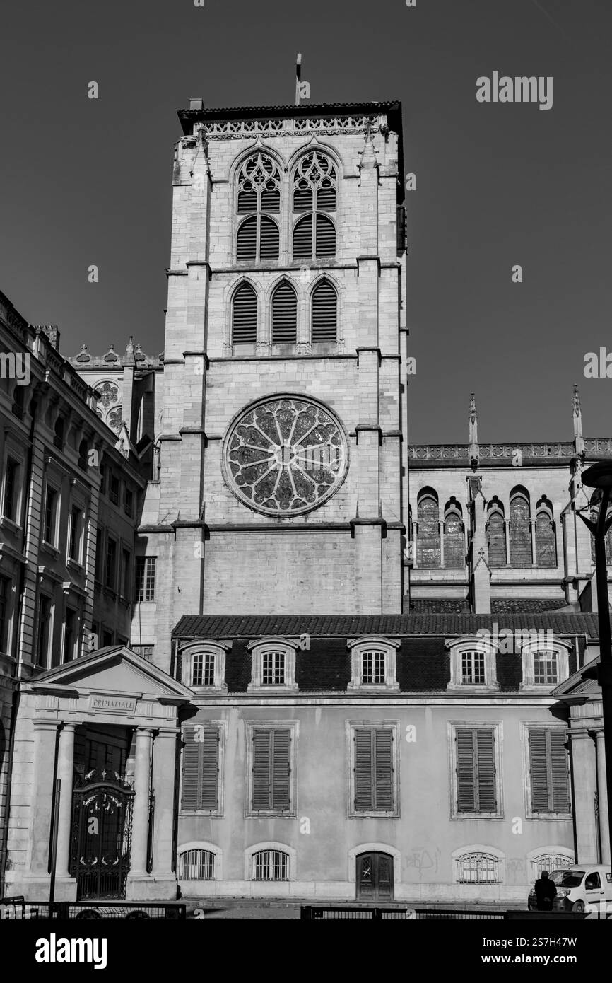 Lyon, France - 25 janvier 2022 : vue extérieure de la cathédrale Saint-Jean-Baptiste sur la place Saint-Jean ou la place Saint-Jean à Lyon, France. Banque D'Images Lyon, France - 25 janvier 2022 : vue extérieure de la cathédrale Saint-Jean-Baptiste sur la place Saint-Jean ou la place Saint-Jean à Lyon, France. Banque D'Images