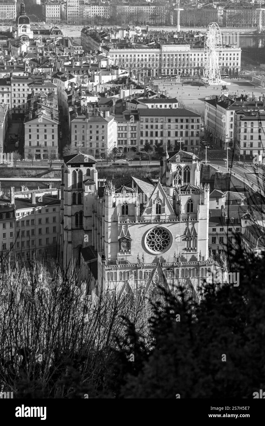 Lyon, France - 25 janvier 2022 : vue extérieure de la cathédrale Saint-Jean-Baptiste sur la place Saint-Jean ou la place Saint-Jean à Lyon, France. Banque D'Images Lyon, France - 25 janvier 2022 : vue extérieure de la cathédrale Saint-Jean-Baptiste sur la place Saint-Jean ou la place Saint-Jean à Lyon, France. Banque D'Images