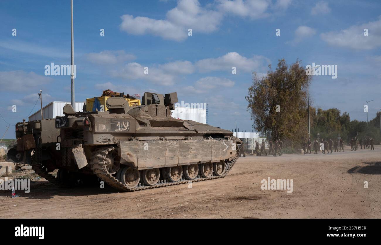 Southernn Israël, Israël. 19 janvier 2025. Des soldats israéliens de Tsahal marchent près d'un APC (véhicule blindé de transport de troupes) comme base militaire près de la frontière de la bande de Gaza le 19 janvier 2025, le premier jour du cessez-le-feu Israël-Hamas. Le cessez-le-feu doit être en trois étapes et aujourd'hui les trois premiers otages ont été libérés. Photo de Jim Hollander/UPI crédit : UPI/Alamy Live News Banque D'Images
