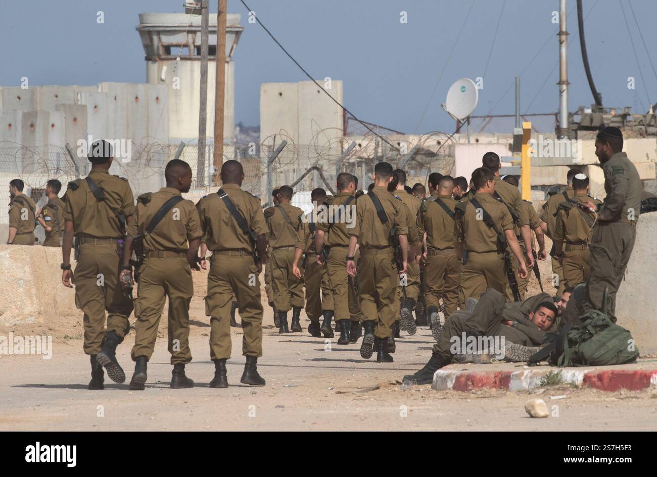 Southernn Israël, Israël. 19 janvier 2025. Des soldats israéliens de Tsahal entrent dans une base militaire près de la frontière avec la bande de Gaza le 19 janvier 2025, le premier jour du cessez-le-feu Israël-Hamas. Deux soldats semblent lutter, (en bas R). Le cessez-le-feu doit être en trois étapes et aujourd'hui les trois premiers otages ont été libérés. Photo de Jim Hollander/UPI crédit : UPI/Alamy Live News Banque D'Images