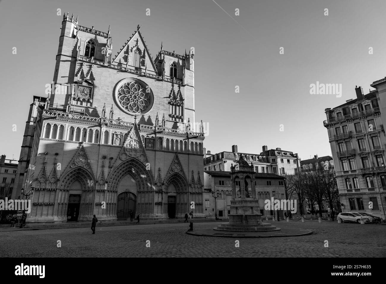 Lyon, France - 25 janvier 2022 : vue extérieure de la cathédrale Saint-Jean-Baptiste sur la place Saint-Jean ou la place Saint-Jean à Lyon, France. Banque D'Images Lyon, France - 25 janvier 2022 : vue extérieure de la cathédrale Saint-Jean-Baptiste sur la place Saint-Jean ou la place Saint-Jean à Lyon, France. Banque D'Images