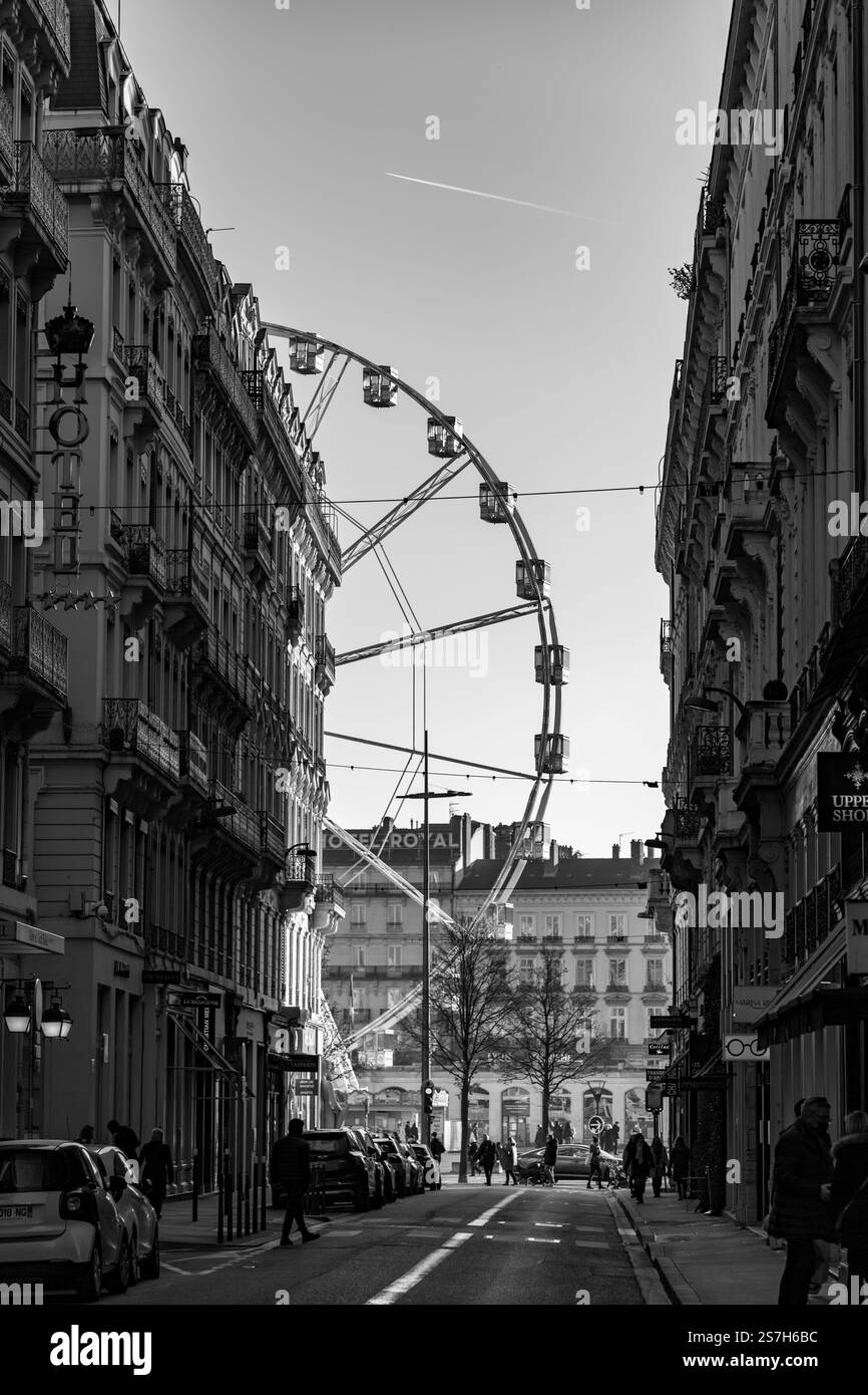 Lyon, France - 25 janvier 2022 : la roue du Ferris à la place Bellecour, l'une des places principales de la ville de Lyon, France. Banque D'Images