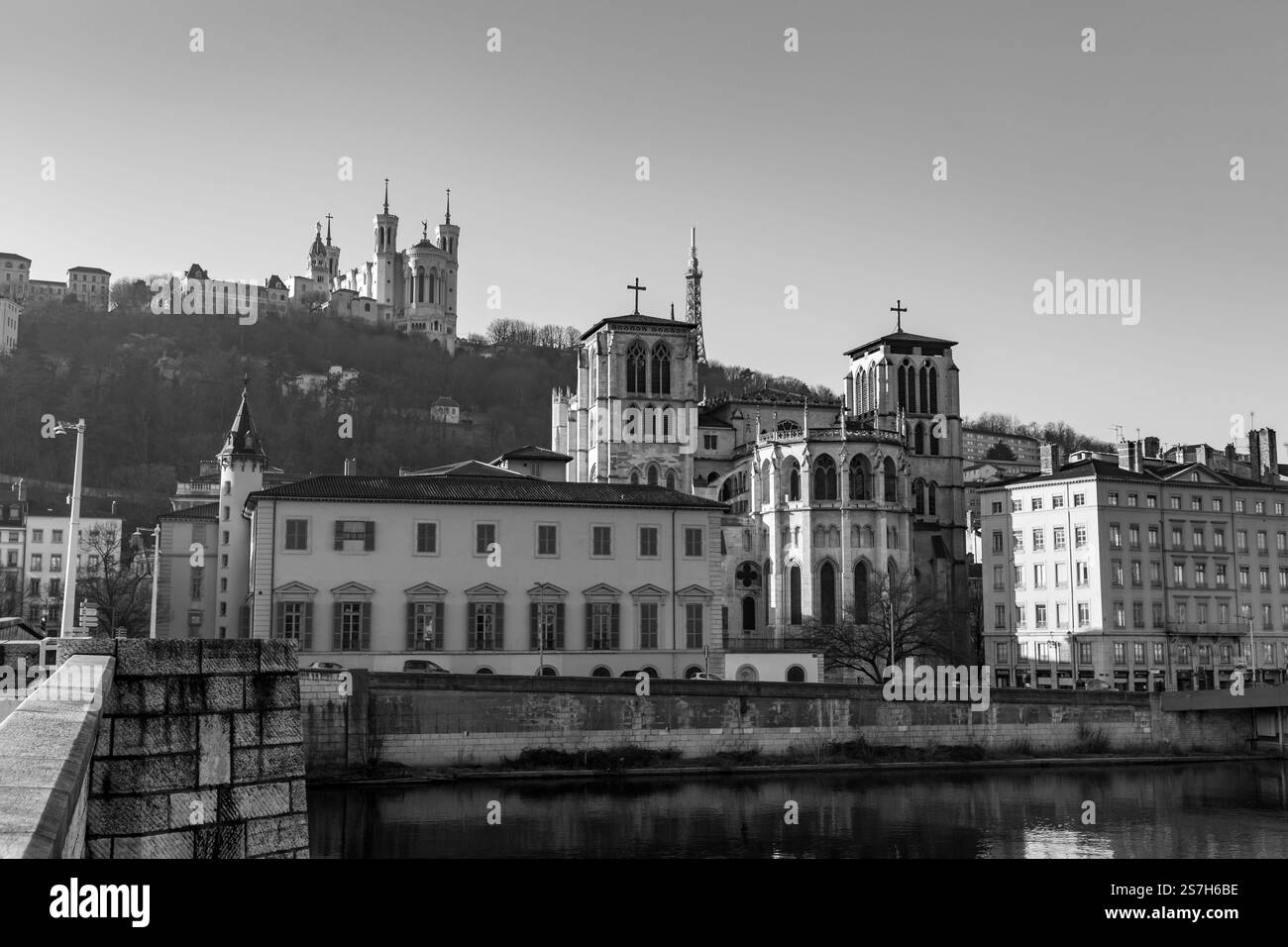 Lyon, France - 25 janvier 2022 : vue extérieure de la cathédrale Saint-Jean-Baptiste sur la place Saint-Jean ou la place Saint-Jean à Lyon, France. Banque D'Images Lyon, France - 25 janvier 2022 : vue extérieure de la cathédrale Saint-Jean-Baptiste sur la place Saint-Jean ou la place Saint-Jean à Lyon, France. Banque D'Images
