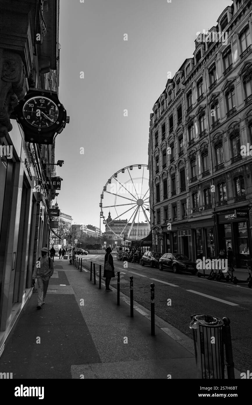 Lyon, France - 25 janvier 2022 : la roue du Ferris à la place Bellecour, l'une des places principales de la ville de Lyon, France. Banque D'Images