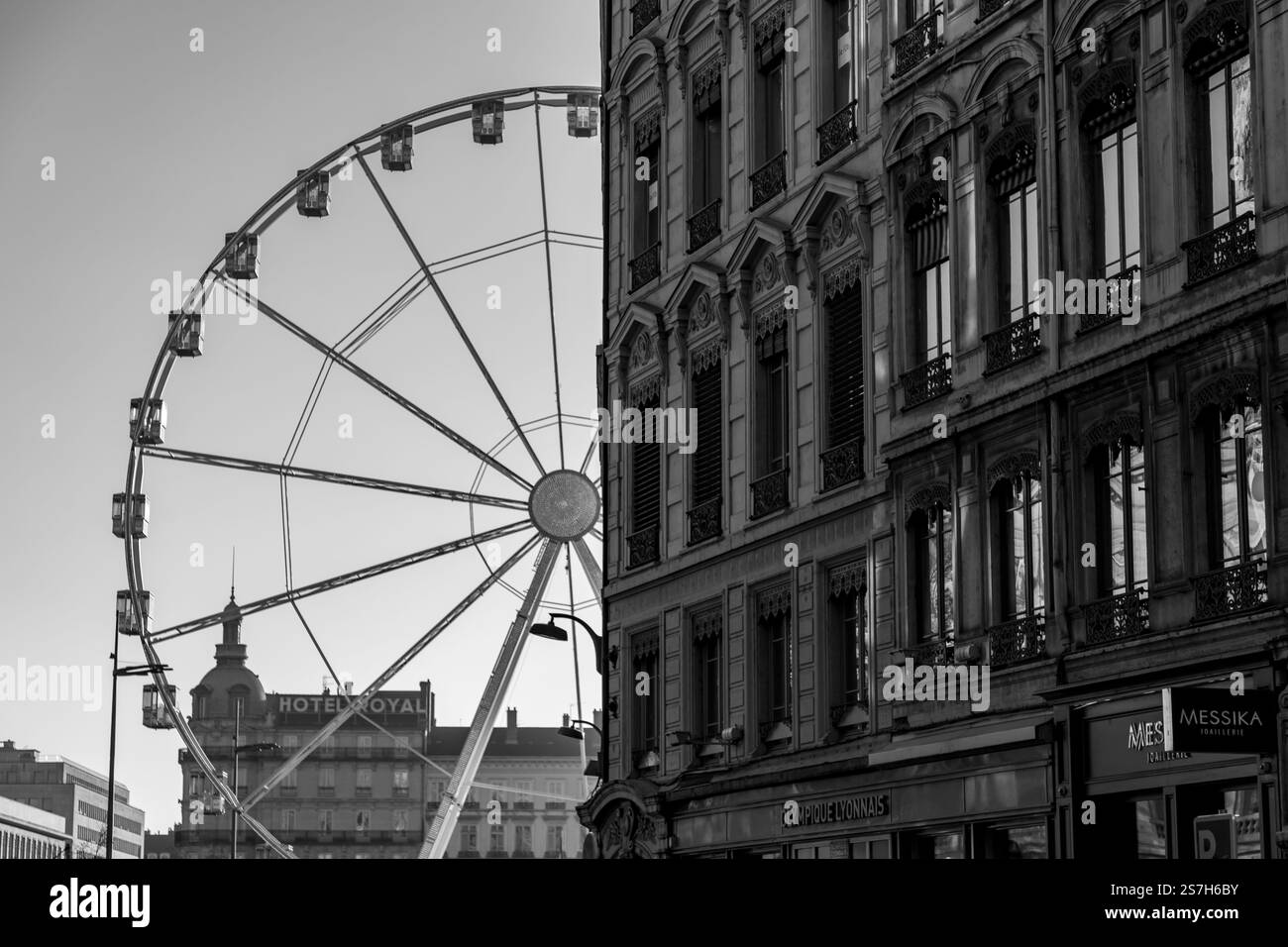 Lyon, France - 25 janvier 2022 : la roue du Ferris à la place Bellecour, l'une des places principales de la ville de Lyon, France. Banque D'Images