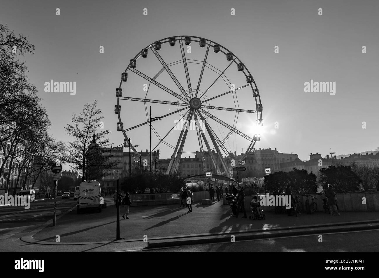 Lyon, France - 25 janvier 2022 : la roue du Ferris à la place Bellecour, l'une des places principales de la ville de Lyon, France. Banque D'Images