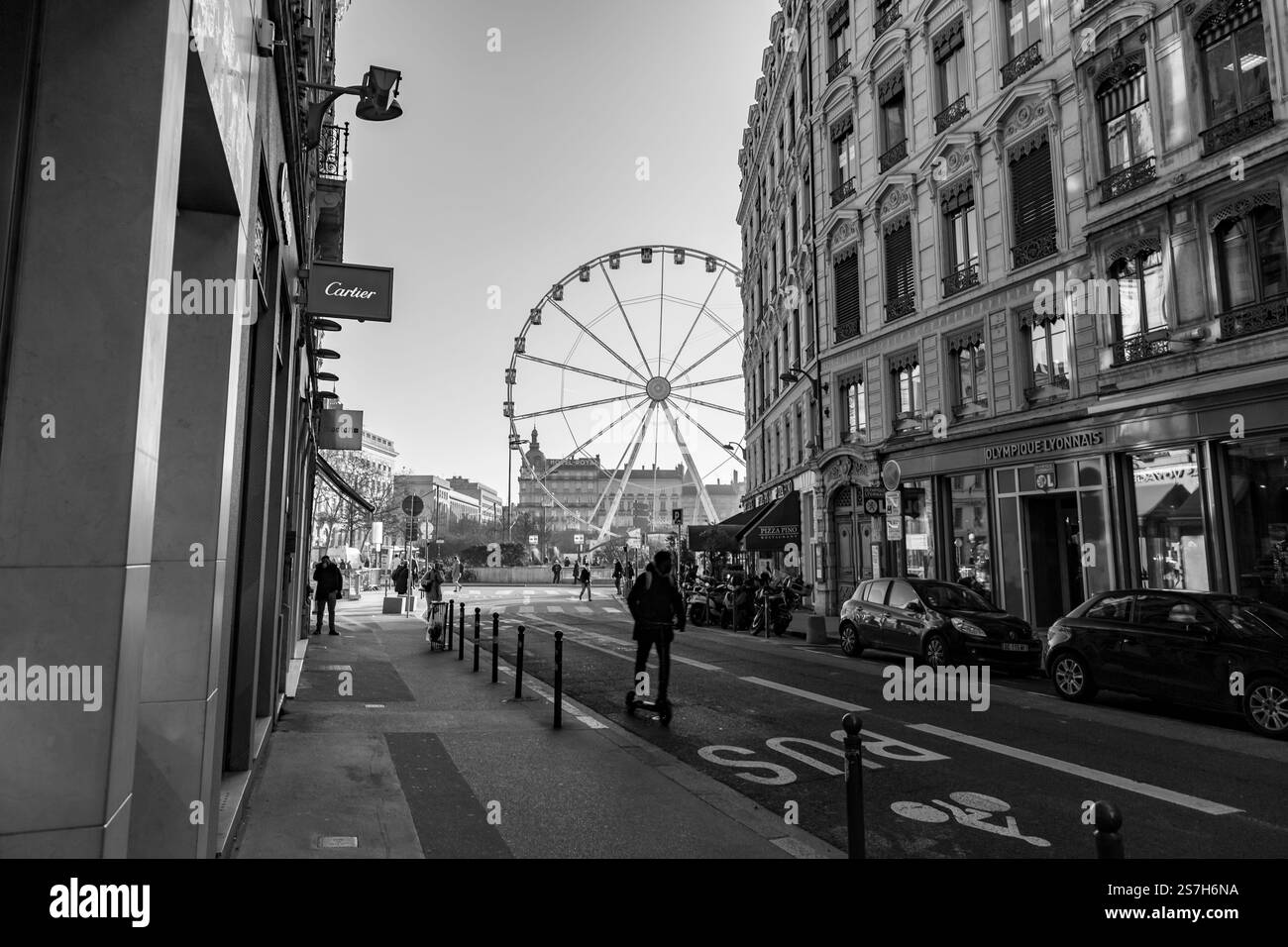 Lyon, France - 25 janvier 2022 : la roue du Ferris à la place Bellecour, l'une des places principales de la ville de Lyon, France. Banque D'Images