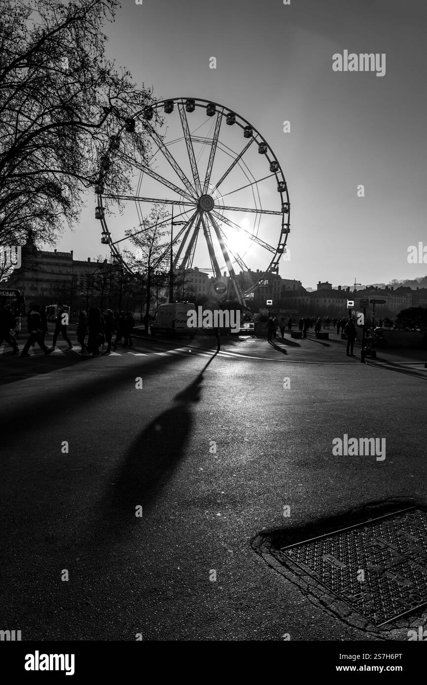 Lyon, France - 25 janvier 2022 : la roue du Ferris à la place Bellecour, l'une des places principales de la ville de Lyon, France. Banque D'Images