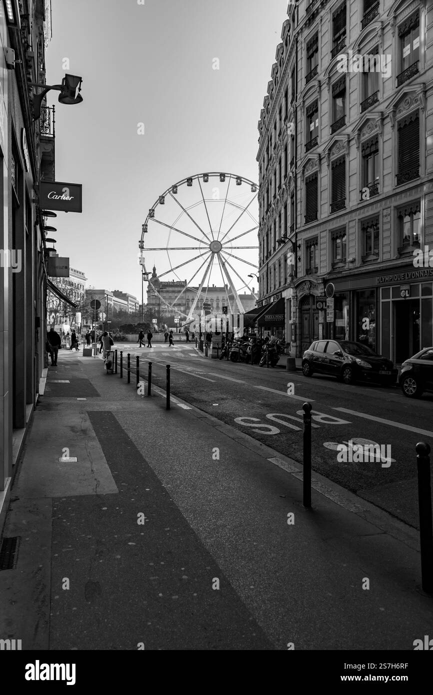 Lyon, France - 25 janvier 2022 : la roue du Ferris à la place Bellecour, l'une des places principales de la ville de Lyon, France. Banque D'Images