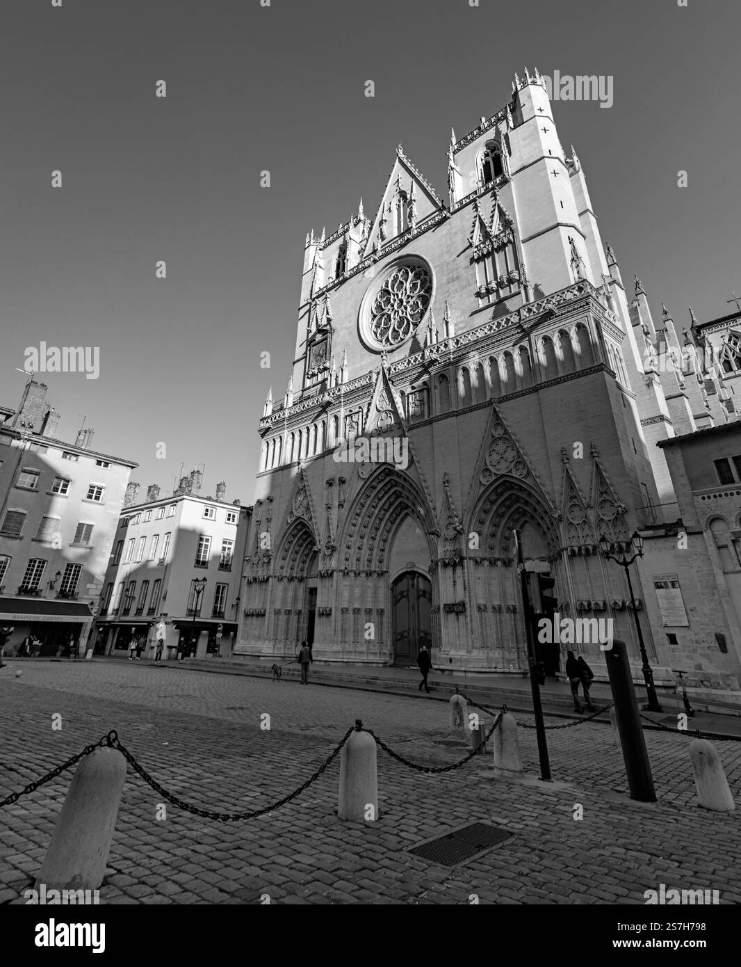 Lyon, France - 25 janvier 2022 : vue extérieure de la cathédrale Saint-Jean-Baptiste sur la place Saint-Jean ou la place Saint-Jean à Lyon, France. Banque D'Images Lyon, France - 25 janvier 2022 : vue extérieure de la cathédrale Saint-Jean-Baptiste sur la place Saint-Jean ou la place Saint-Jean à Lyon, France. Banque D'Images
