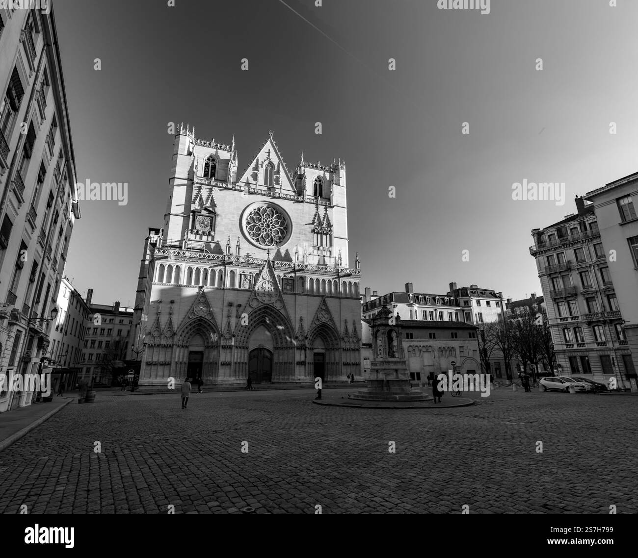 Lyon, France - 25 janvier 2022 : vue extérieure de la cathédrale Saint-Jean-Baptiste sur la place Saint-Jean ou la place Saint-Jean à Lyon, France. Banque D'Images Lyon, France - 25 janvier 2022 : vue extérieure de la cathédrale Saint-Jean-Baptiste sur la place Saint-Jean ou la place Saint-Jean à Lyon, France. Banque D'Images