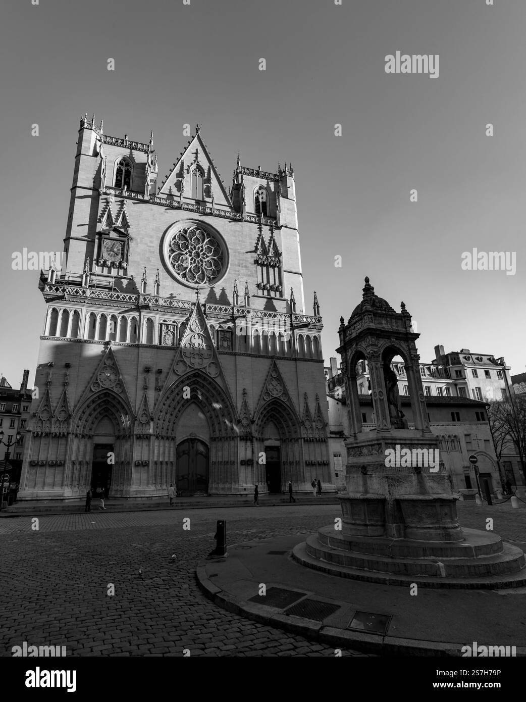 Lyon, France - 25 janvier 2022 : vue extérieure de la cathédrale Saint-Jean-Baptiste sur la place Saint-Jean ou la place Saint-Jean à Lyon, France. Banque D'Images Lyon, France - 25 janvier 2022 : vue extérieure de la cathédrale Saint-Jean-Baptiste sur la place Saint-Jean ou la place Saint-Jean à Lyon, France. Banque D'Images