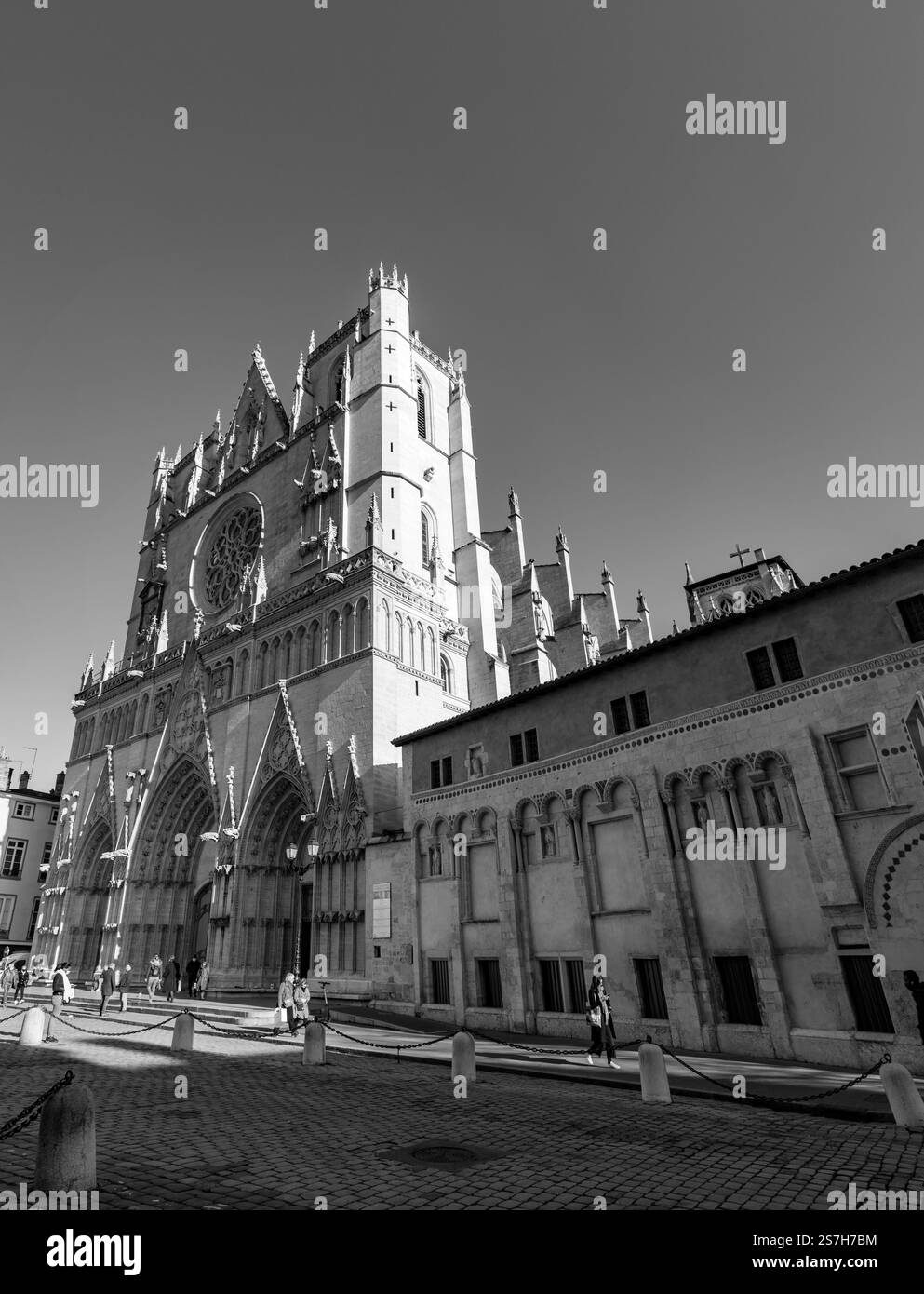 Lyon, France - 25 janvier 2022 : vue extérieure de la cathédrale Saint-Jean-Baptiste sur la place Saint-Jean ou la place Saint-Jean à Lyon, France. Banque D'Images Lyon, France - 25 janvier 2022 : vue extérieure de la cathédrale Saint-Jean-Baptiste sur la place Saint-Jean ou la place Saint-Jean à Lyon, France. Banque D'Images
