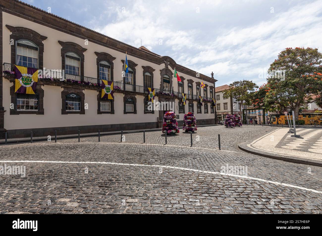 Façades de la belle mairie du 18ème siècle sur la place municipale - Praca do Município, dans le vieux centre historique de Funchal, Madère. Banque D'Images