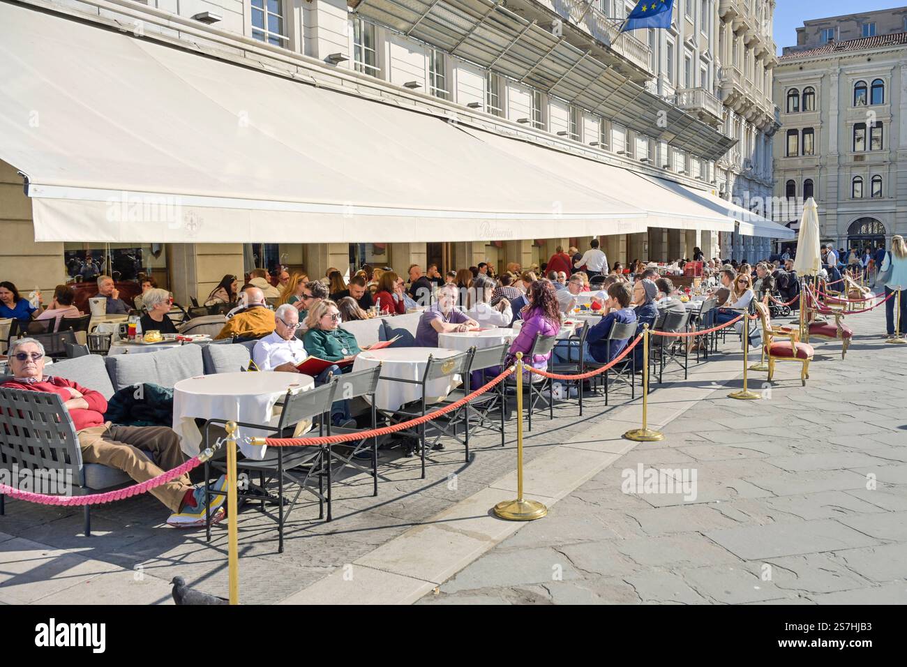 Caffe degli Specchi, Piazza dellUnitÃ ditalia, Triest, Region Friaul-Julisch Venetien, Italien *** Caffe degli Specchi, Piazza dellUnitÃ ditalia, Trieste, Friuli Venezia Giulia region, Italie Banque D'Images