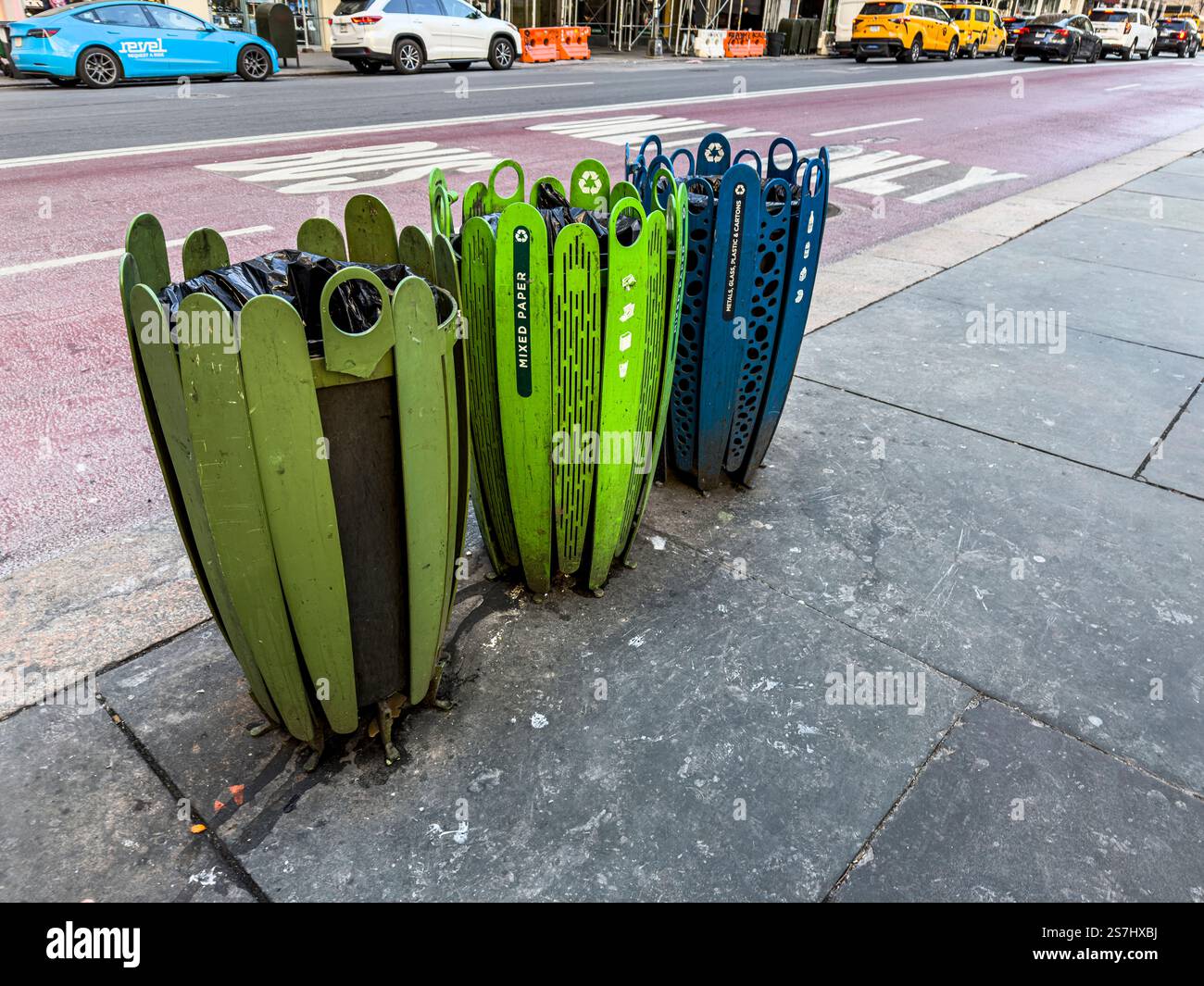 Trois poubelles colorées sur le trottoir pour le recyclage avec du papier mélangé, du métal et du plastique, et le reste dans le troisième, New York City, NY, États-Unis - Image de stock capturée avec un smartphone