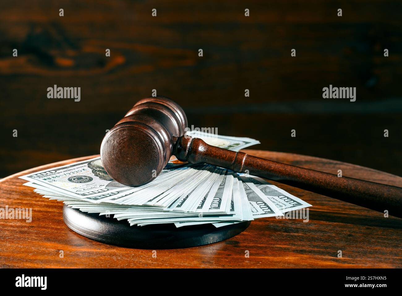 Marteau de juge en bois, table d'harmonie avec des dollars sur une table en bois, gros plan Banque D'Images