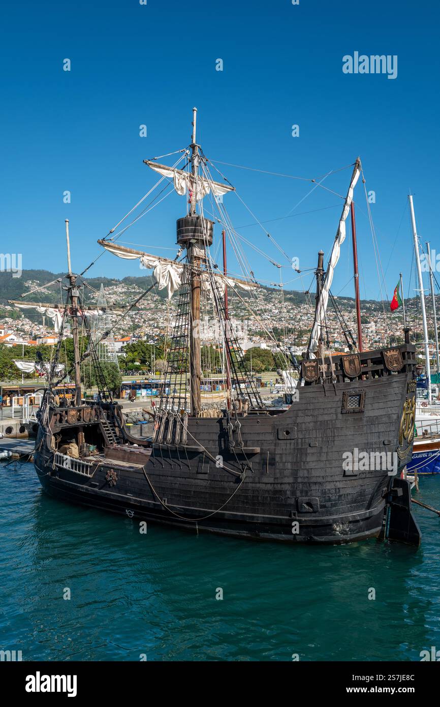 Le Santa Maria de Colombo, réplique du fleuron de Colomb, Santa Maria, propose des excursions d'une journée pour observer les baleines et les dauphins au départ de Funchal, Madère Banque D'Images