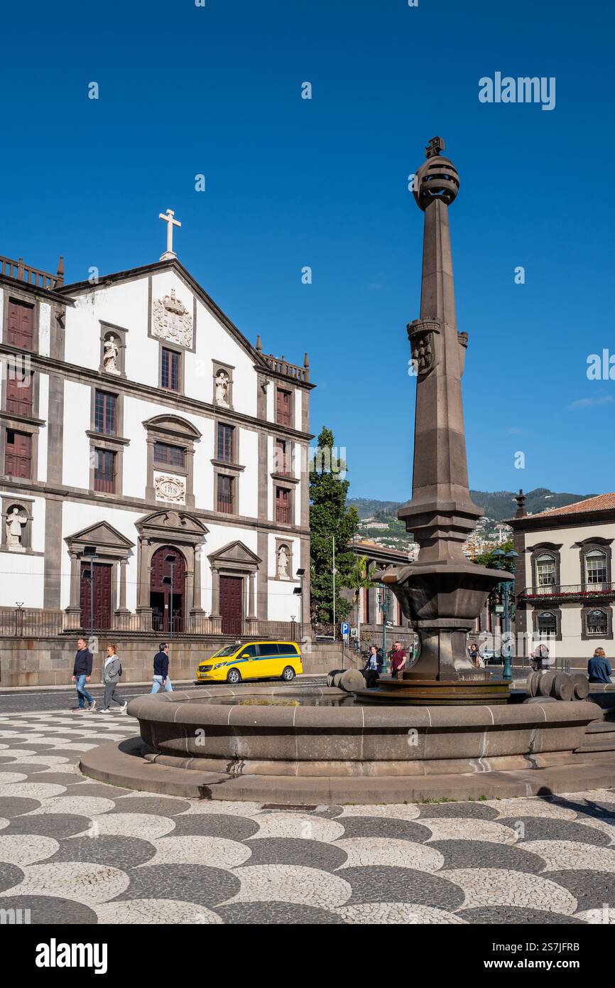 Église Saint Jean l'évangéliste (Igreja de São João Evangelista) du Collège des Jésuites de la place municipale (Praça do Município), Funchal, Madère Banque D'Images