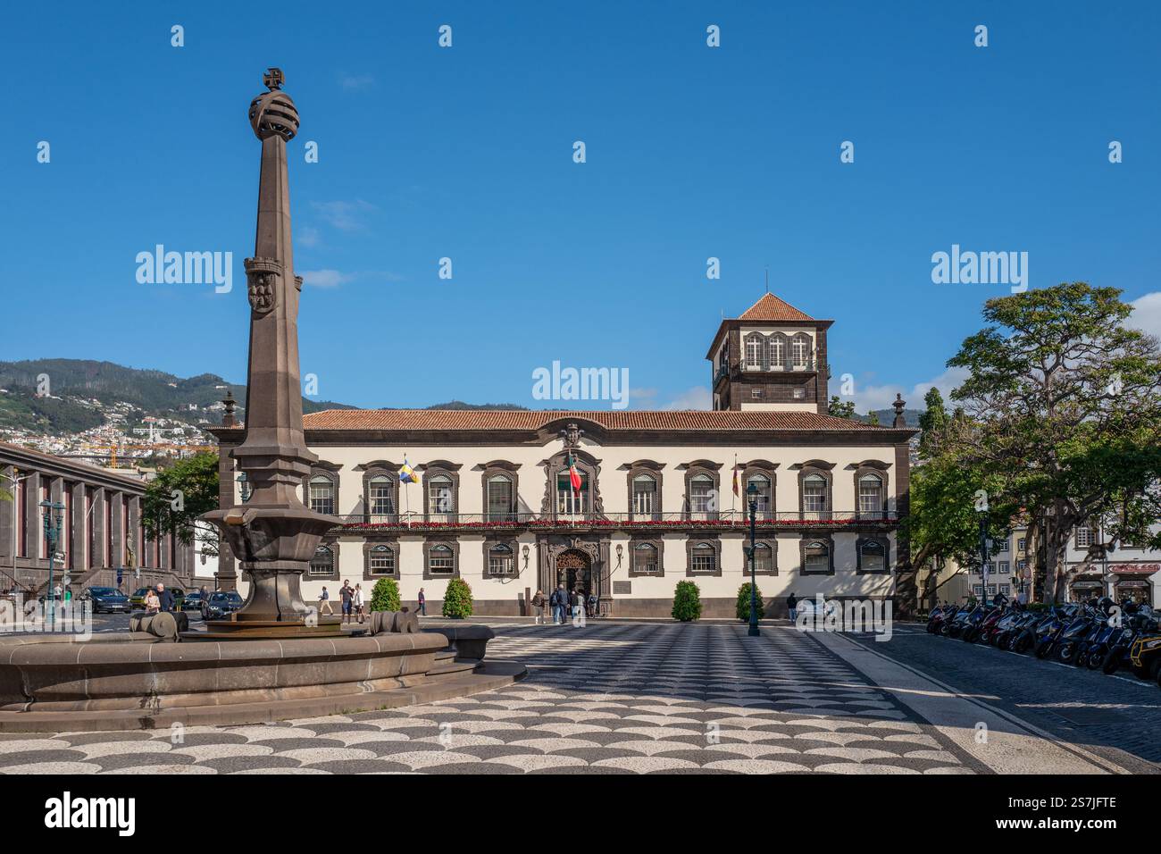 Hôtel de ville de Funchal (Paços do Concelho) depuis la place municipale (Praça do Município), Funchal, Madère, Portugal Banque D'Images