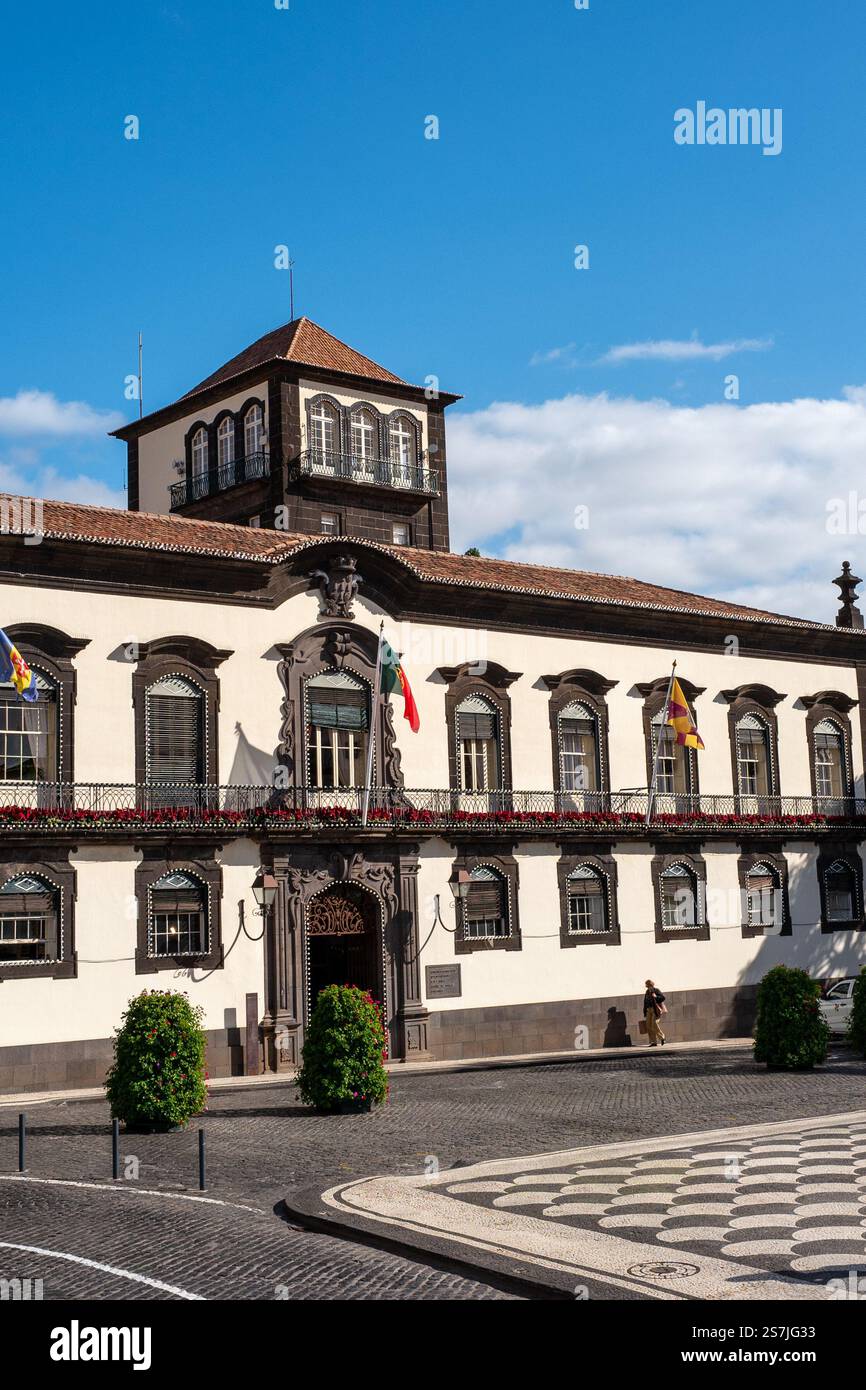 Hôtel de ville de Funchal (Paços do Concelho) depuis la place municipale (Praça do Município), Funchal, Madère, Portugal Banque D'Images