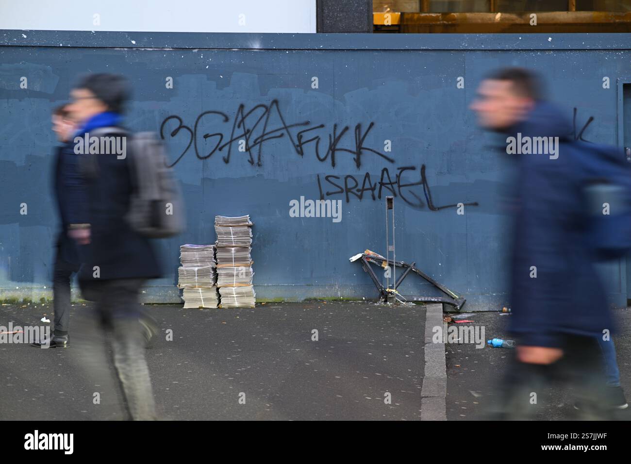 Scène urbaine avec Pro-Palestine Graffiti sur un mur et un piéton de passage Banque D'Images