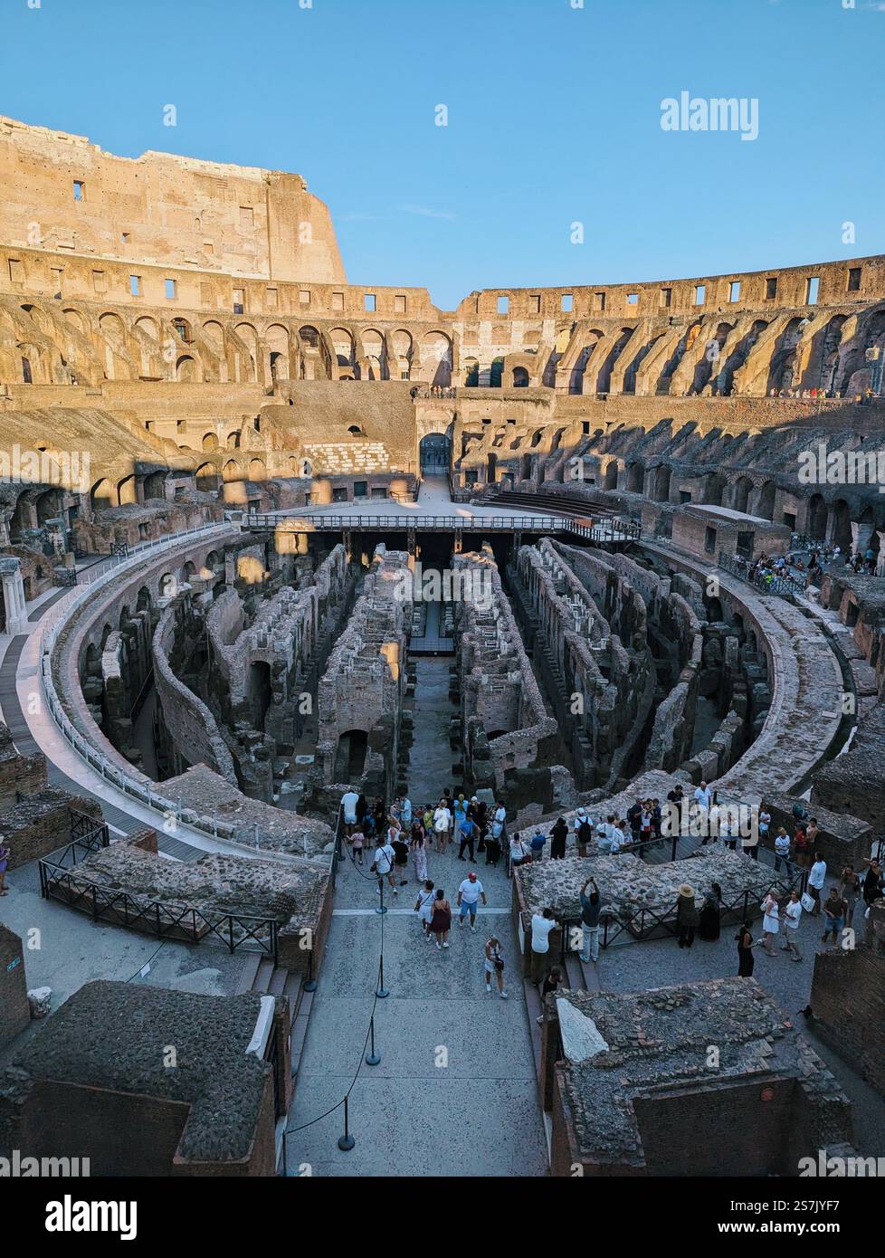 Les chambres souterraines du Colisée, où les gladiateurs attendaient autrefois leur sort. La lumière du soleil met en valeur les ruines antiques, donnant vie à l'histoire. Banque D'Images