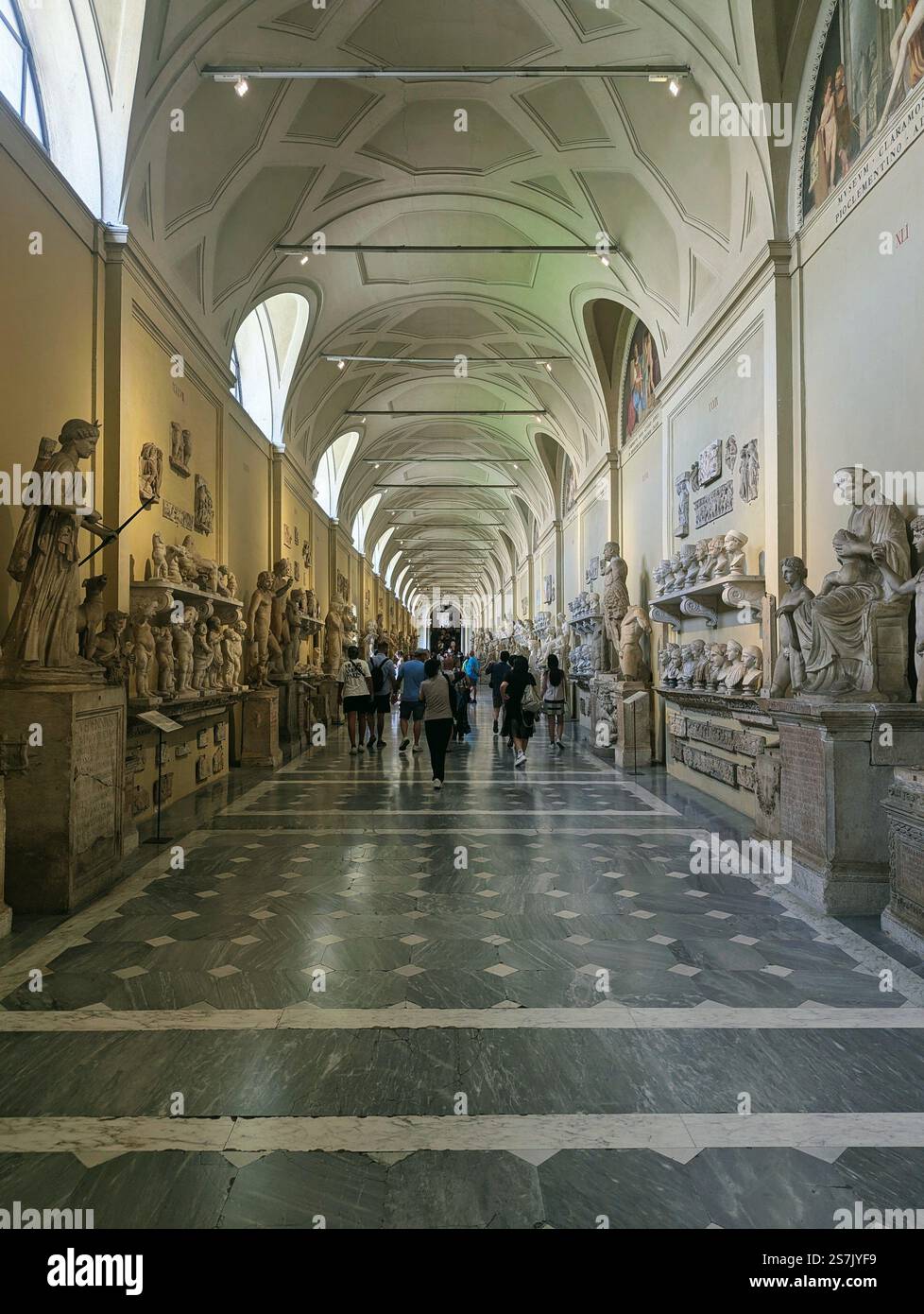 Un majestueux couloir de sculptures et d'art intemporels, où l'histoire murmure à travers chaque chef-d'œuvre à ceux qui errent. - Image de stock capturée avec un smartphone